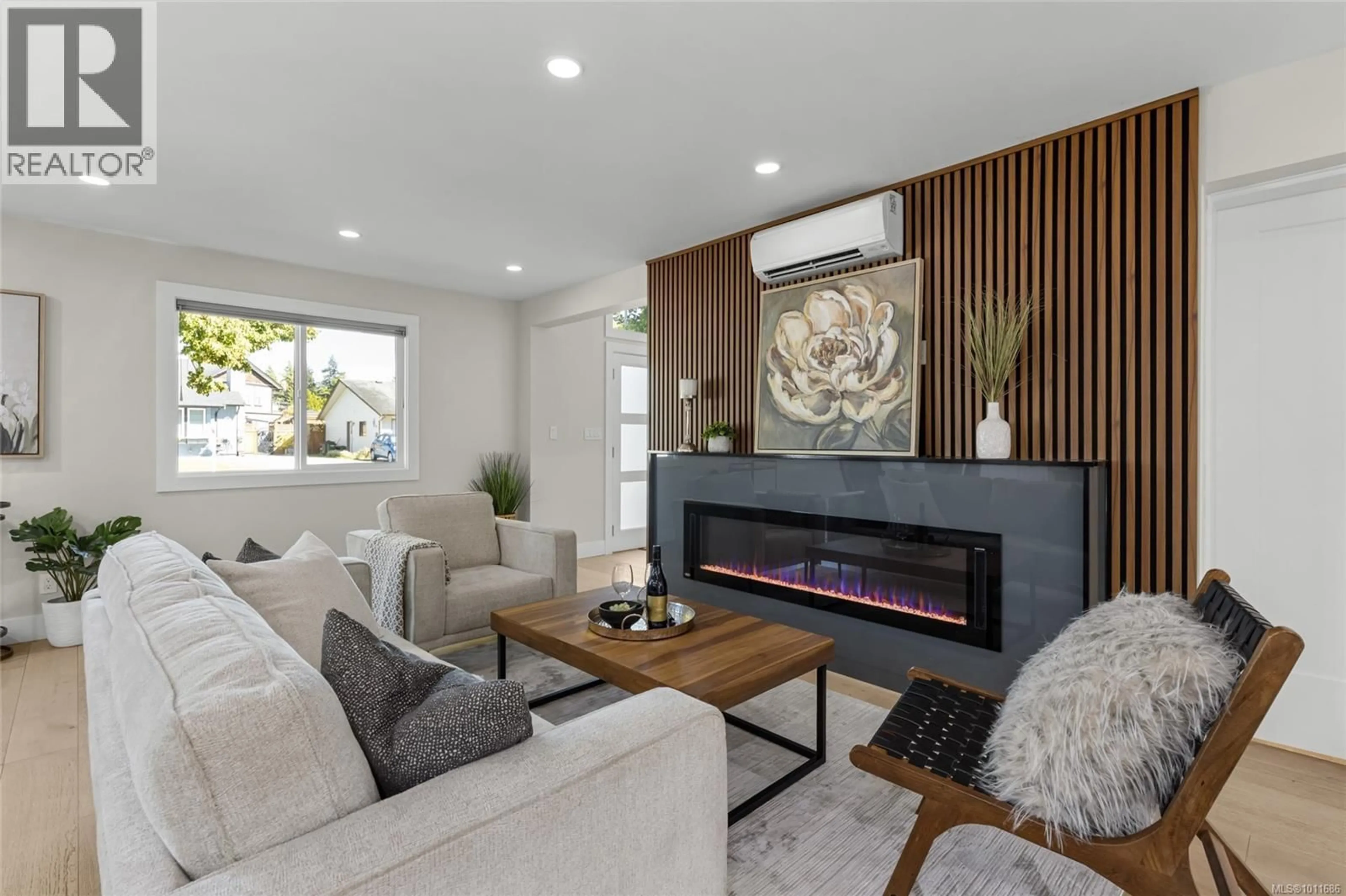 Living room with furniture, wood/laminate floor for 4238 HAYDEN COURT, Saanich British Columbia V8Z6S2