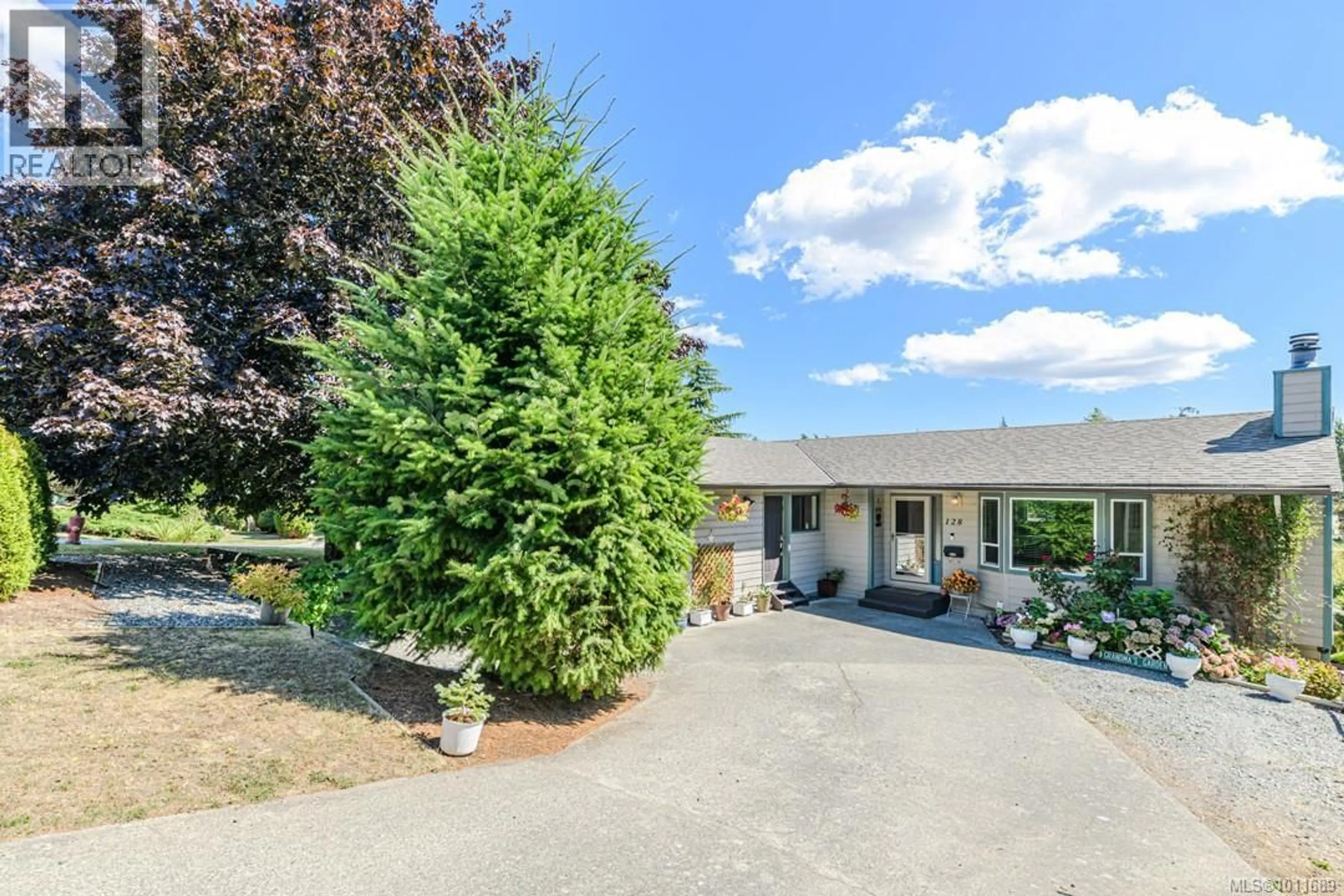 A pic from outside/outdoor area/front of a property/back of a property/a pic from drone, unknown for 128 PADDOCK PLACE, View Royal British Columbia V9B5G2