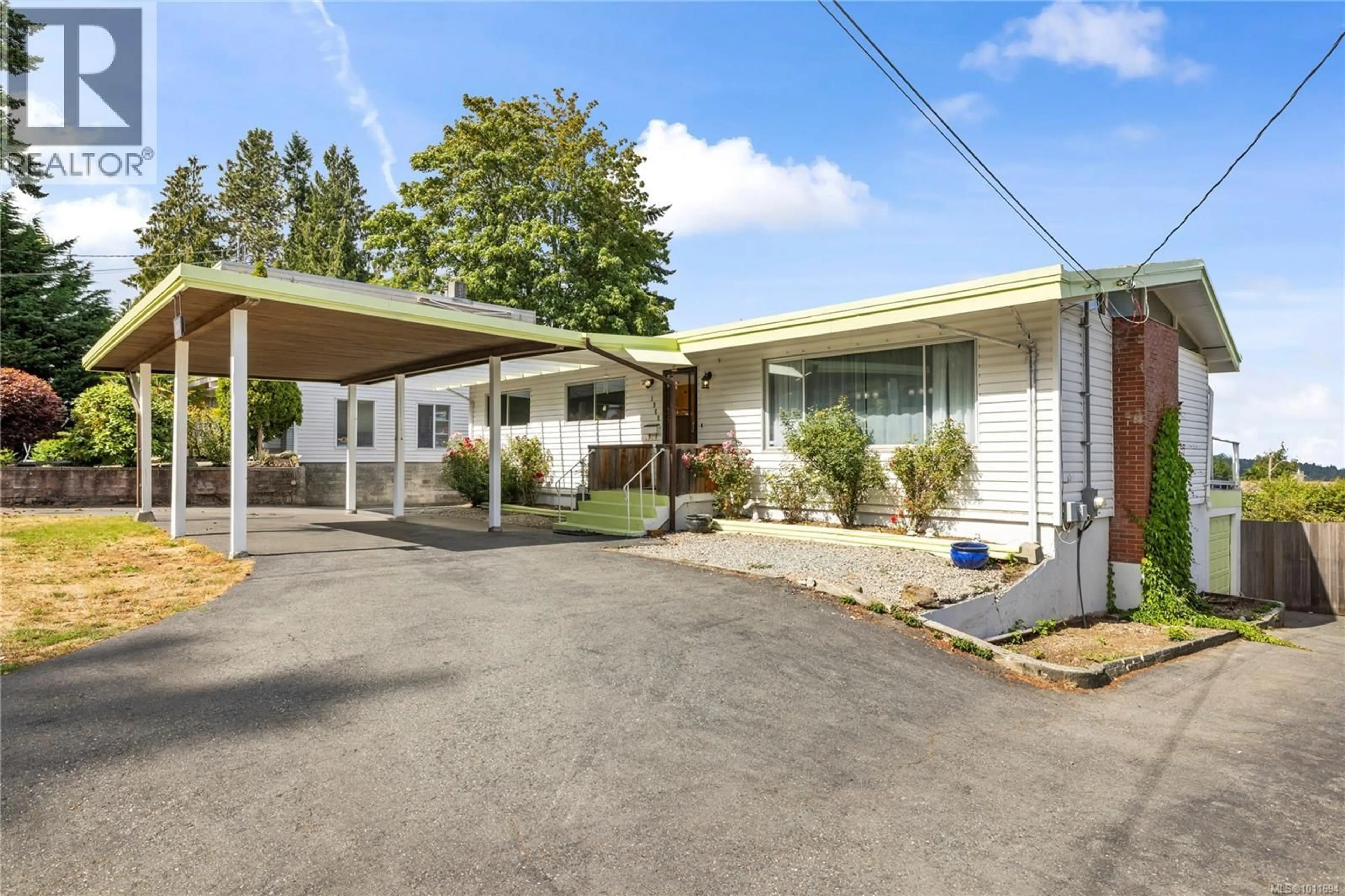 Patio, street for 1968 ESTEVAN ROAD, Nanaimo British Columbia V9S3Z2