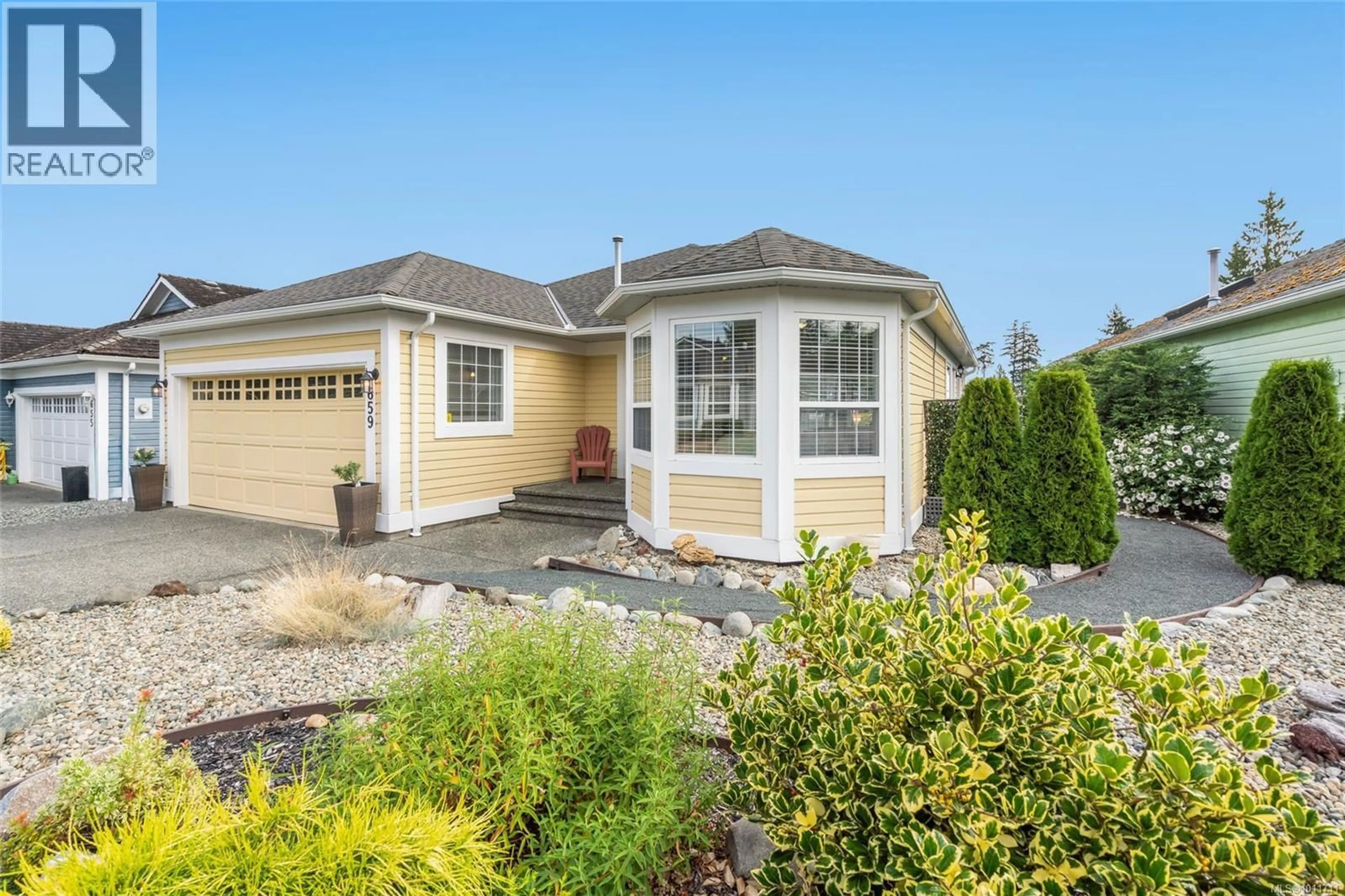 Home with vinyl exterior material, street for 659 WINDWARD WAY, Qualicum Beach British Columbia V9K2K4