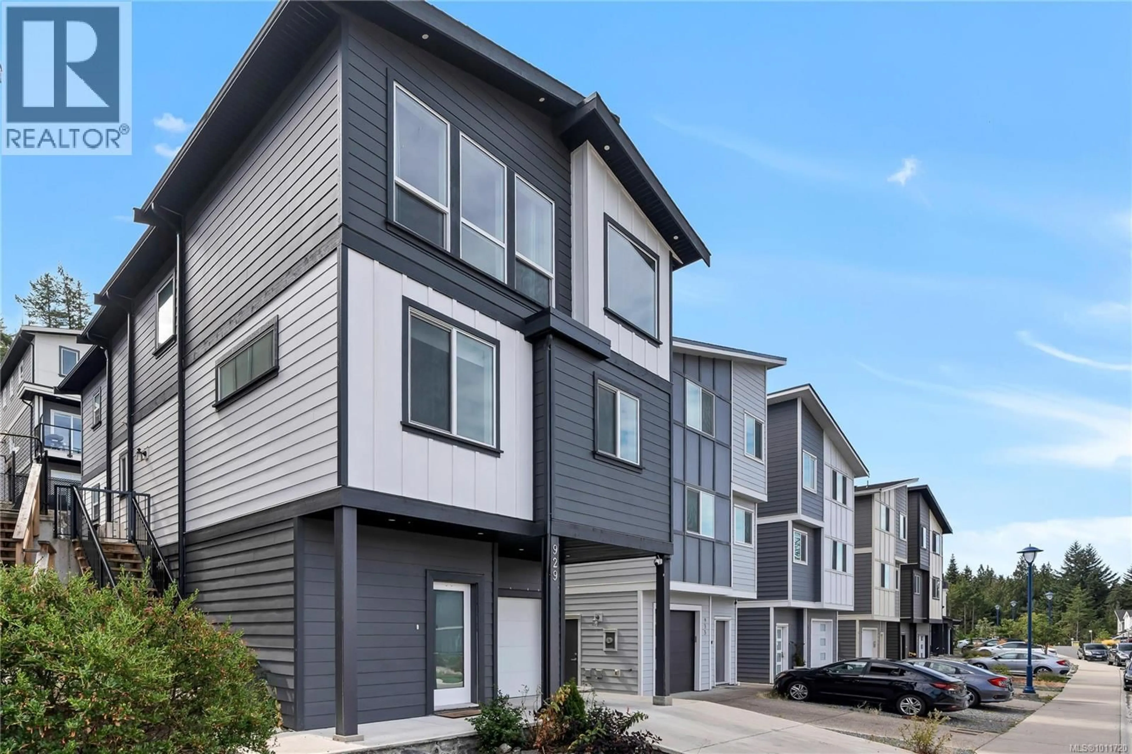 Home with vinyl exterior material, street for 929 PEACE KEEPING CRESCENT, Langford British Columbia V9C2P3