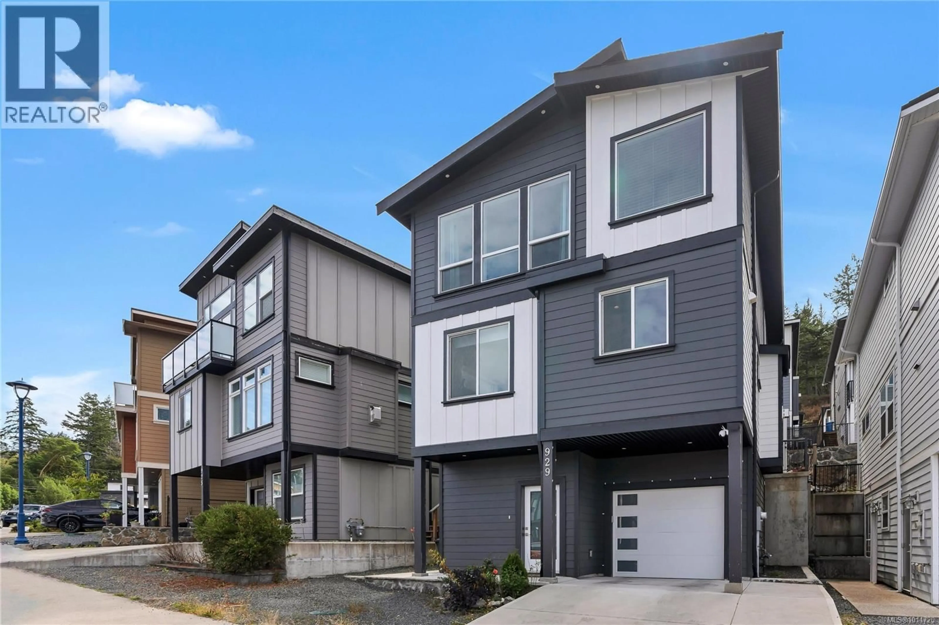 Home with vinyl exterior material, street for 929 PEACE KEEPING CRESCENT, Langford British Columbia V9C2P3