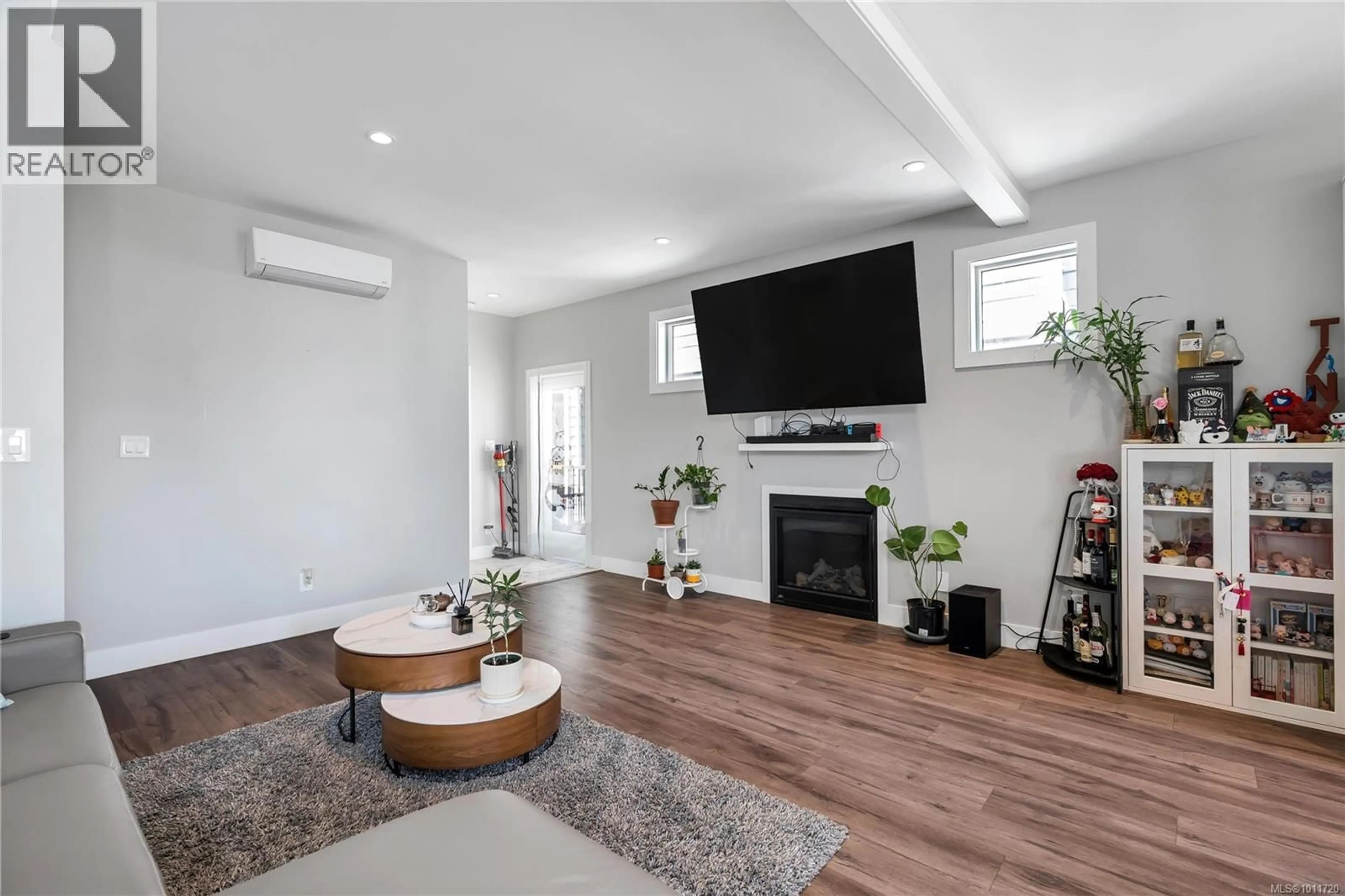 Living room with furniture, wood/laminate floor for 929 PEACE KEEPING CRESCENT, Langford British Columbia V9C2P3