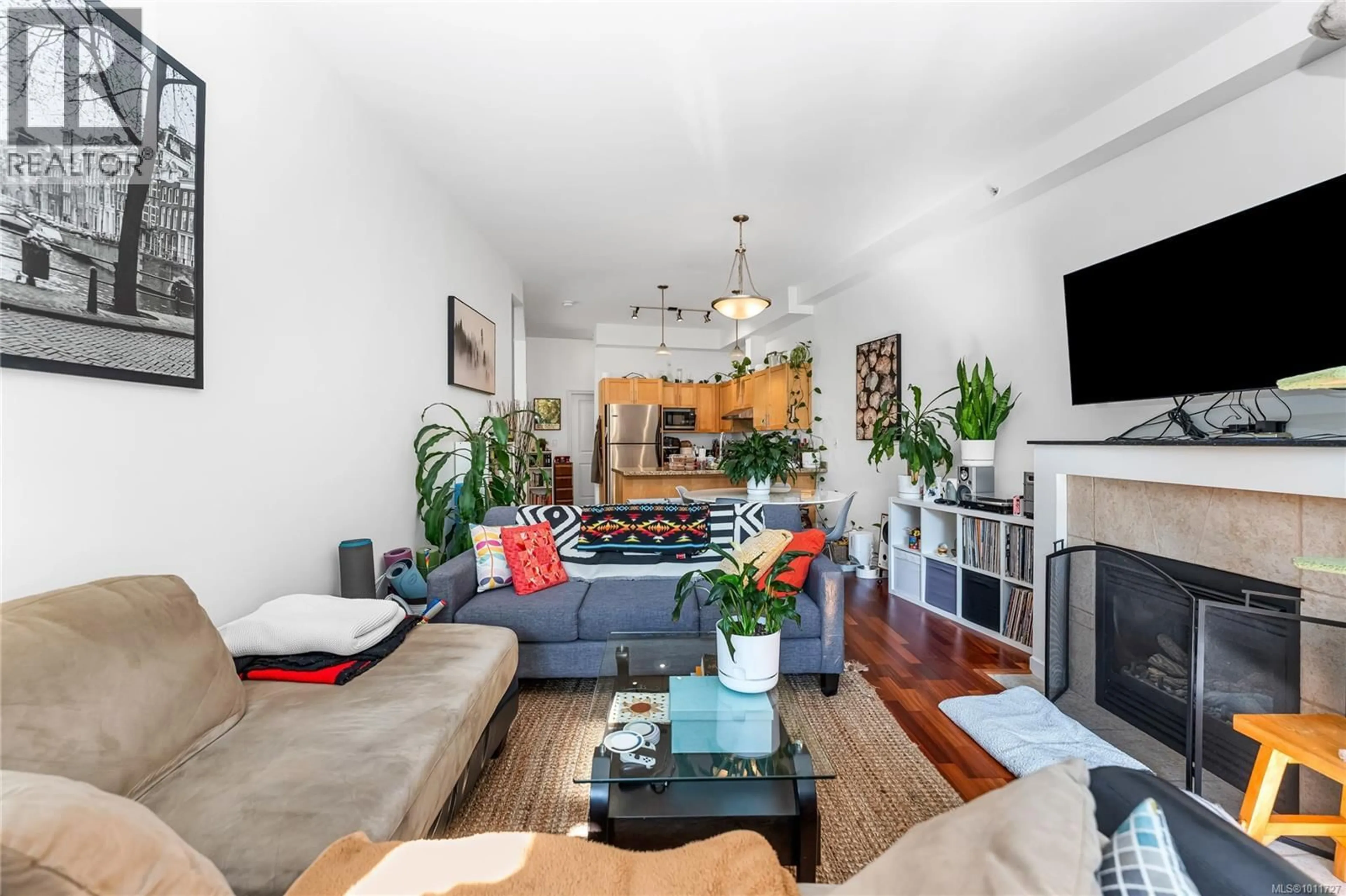 Living room with furniture, unknown for 107 - 827 FAIRFIELD ROAD, Victoria British Columbia V8V5B2