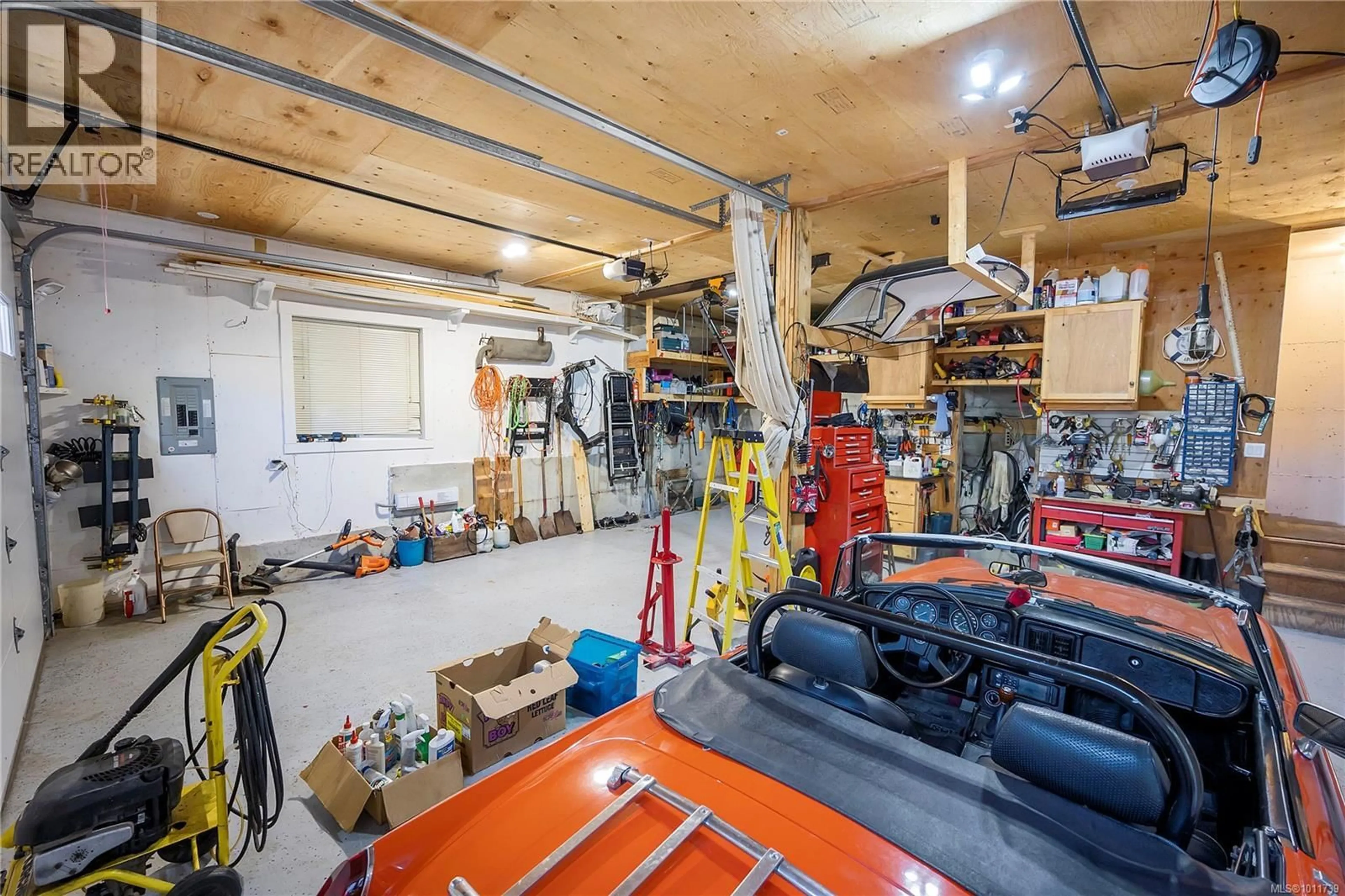 Indoor garage for 3230 DOLPHIN DRIVE, Nanoose Bay British Columbia V9P9J1