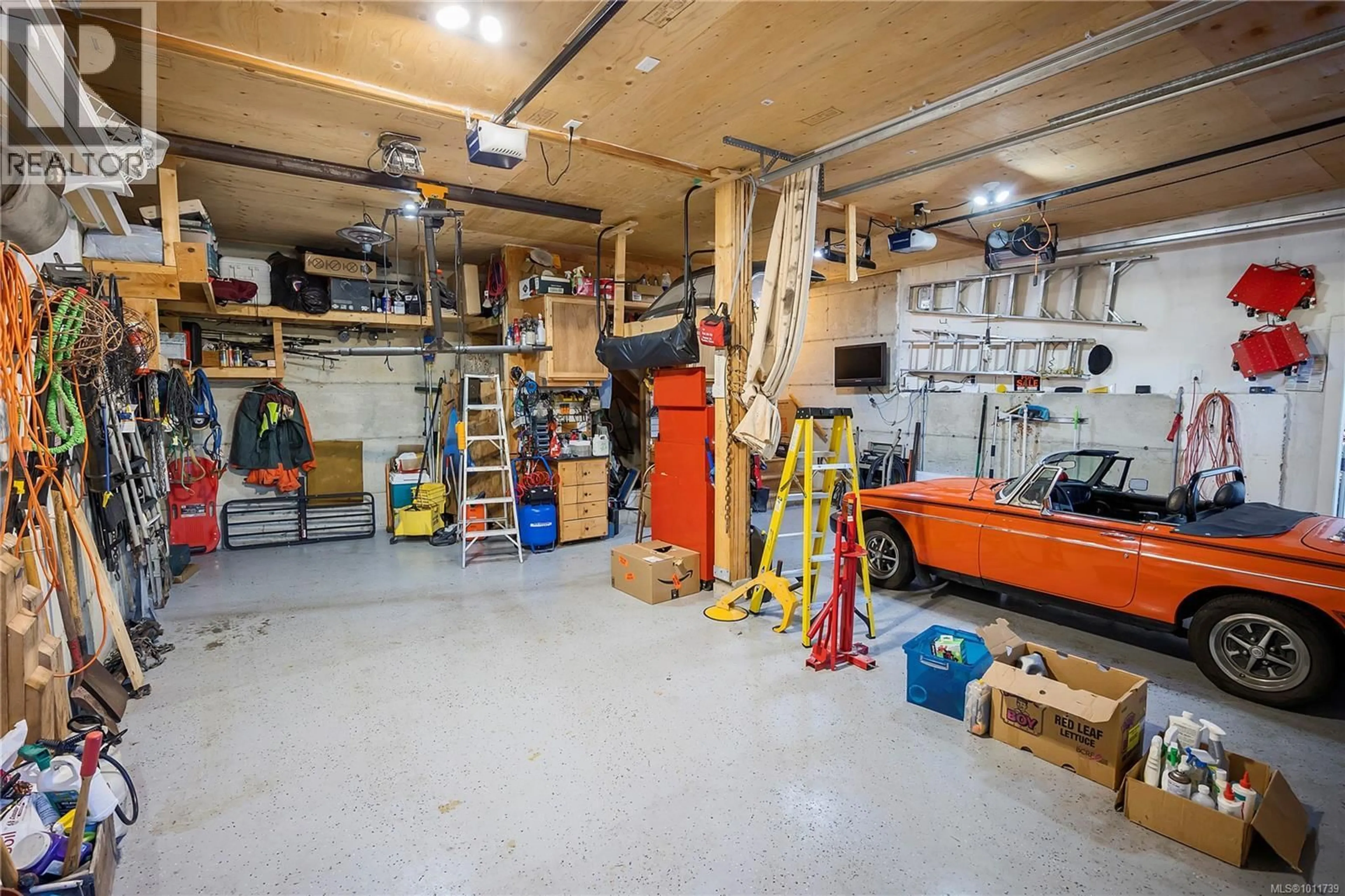 Indoor garage for 3230 DOLPHIN DRIVE, Nanoose Bay British Columbia V9P9J1