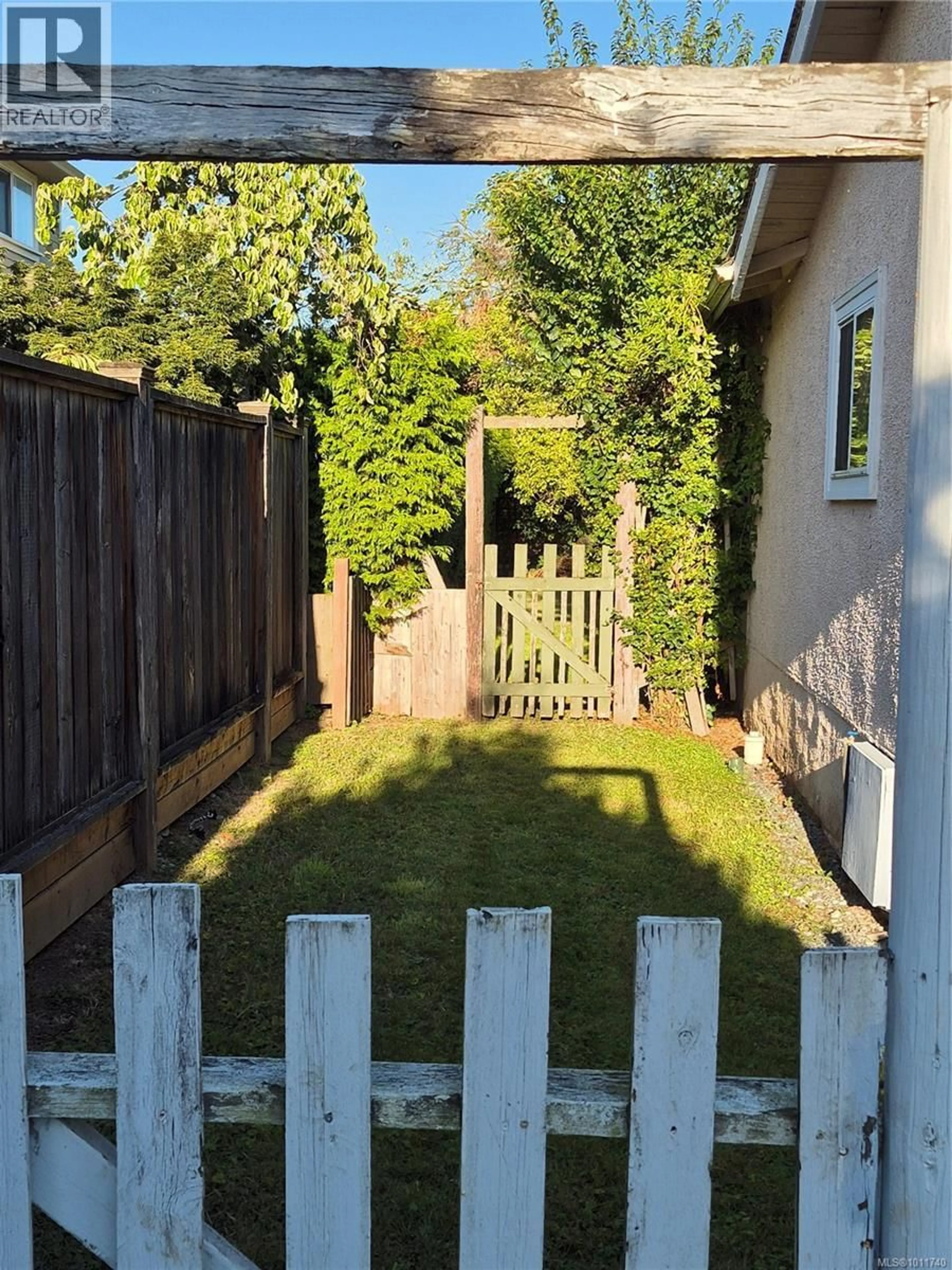 A pic from outside/outdoor area/front of a property/back of a property/a pic from drone, street for 9691 FIFTH STREET, Sidney British Columbia V8L2W9