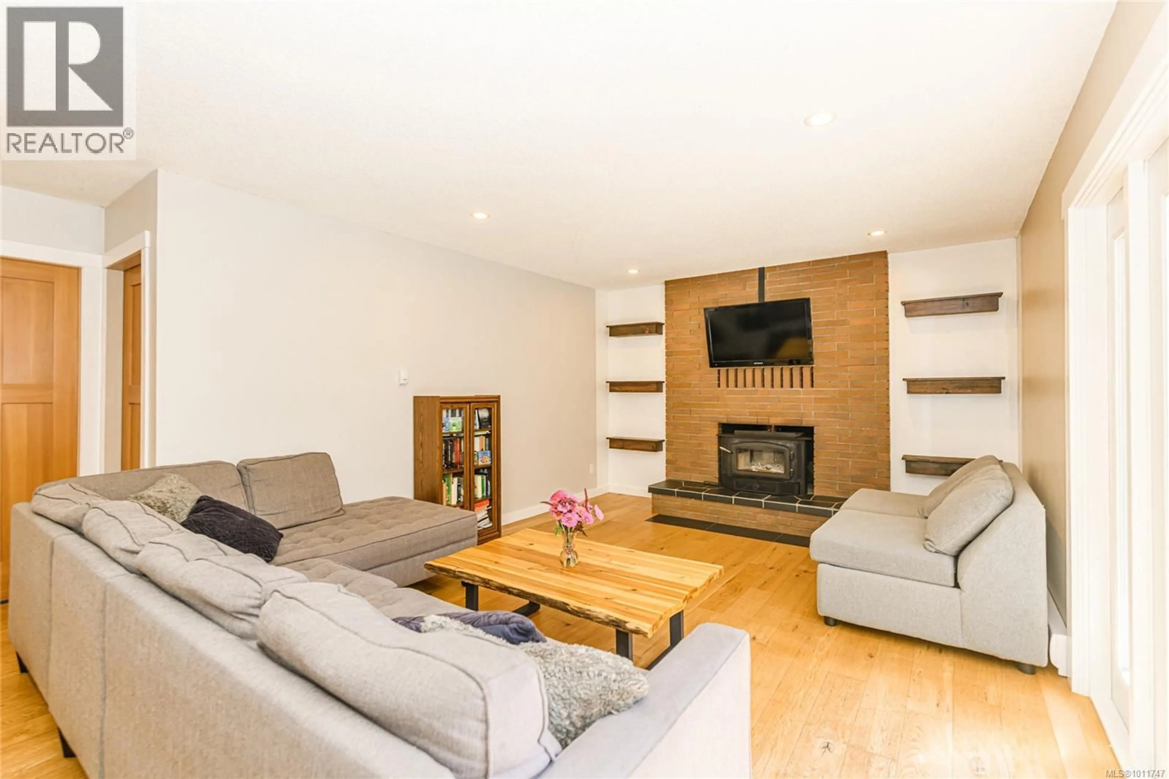 Living room with furniture, wood/laminate floor for 210 WILDWOOD CRESCENT, Salt Spring British Columbia V8K2N7