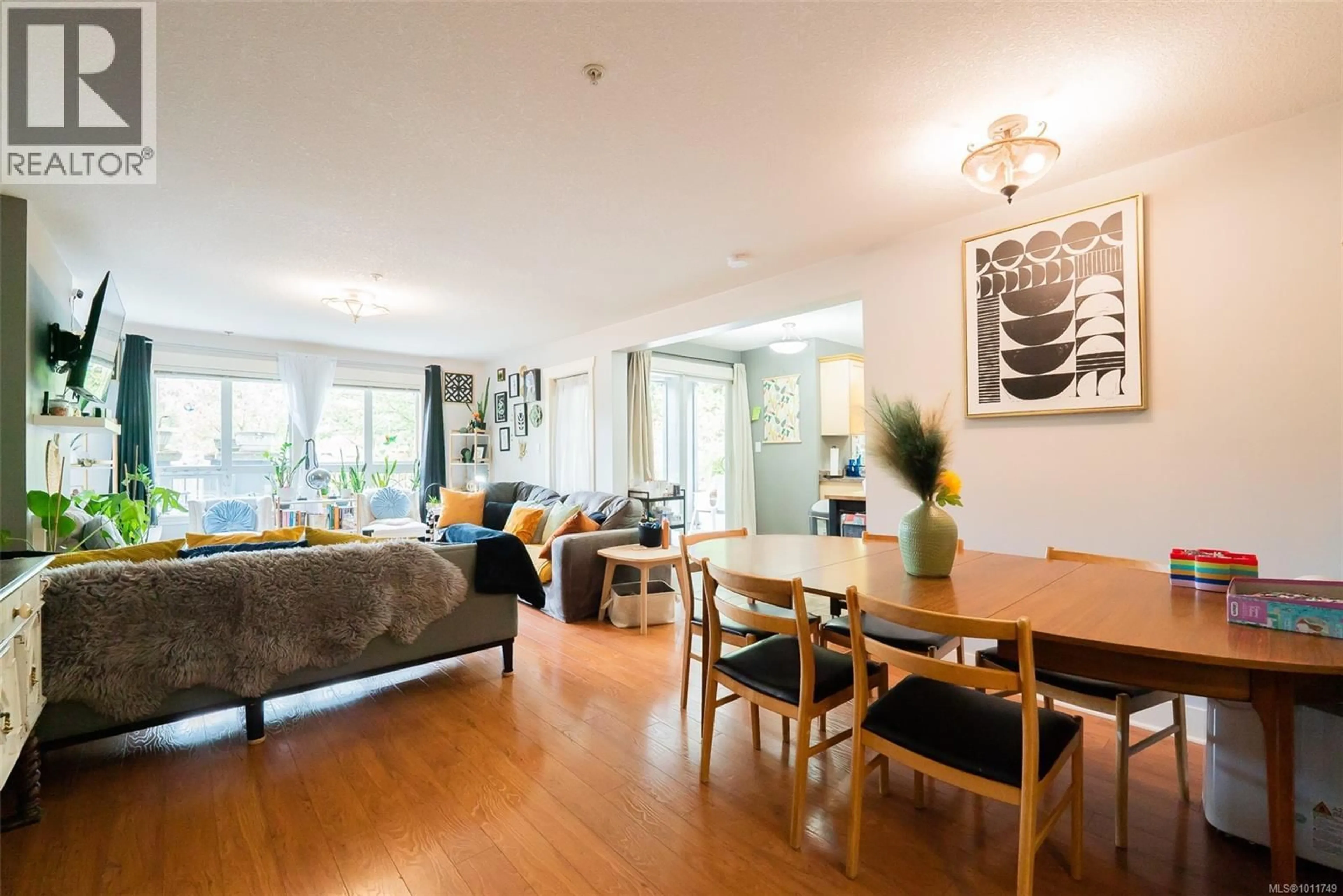 Living room with furniture, wood/laminate floor for 201 - 1620 TOWNSITE ROAD, Nanaimo British Columbia V9S1N2
