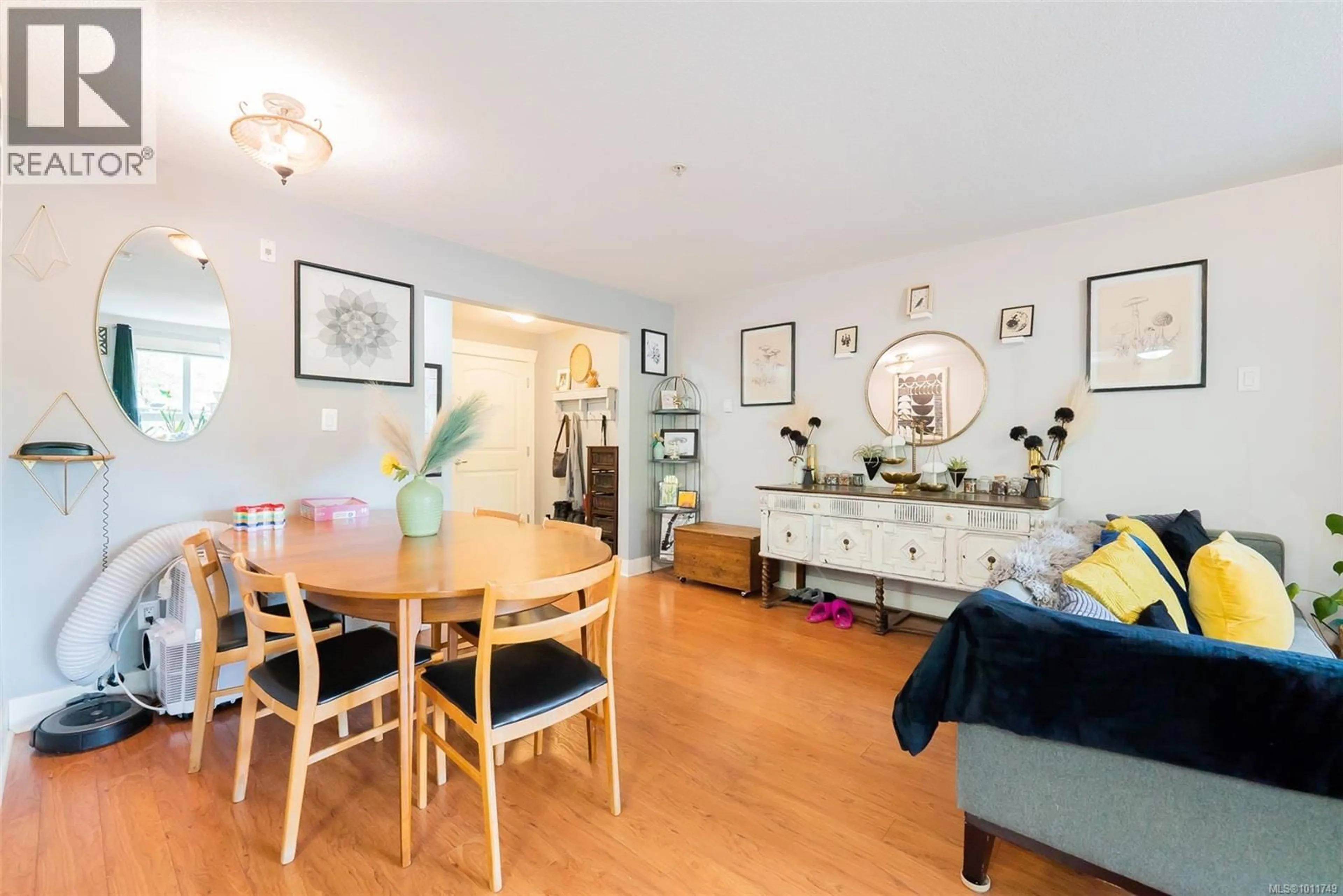 Dining room, wood/laminate floor for 201 - 1620 TOWNSITE ROAD, Nanaimo British Columbia V9S1N2