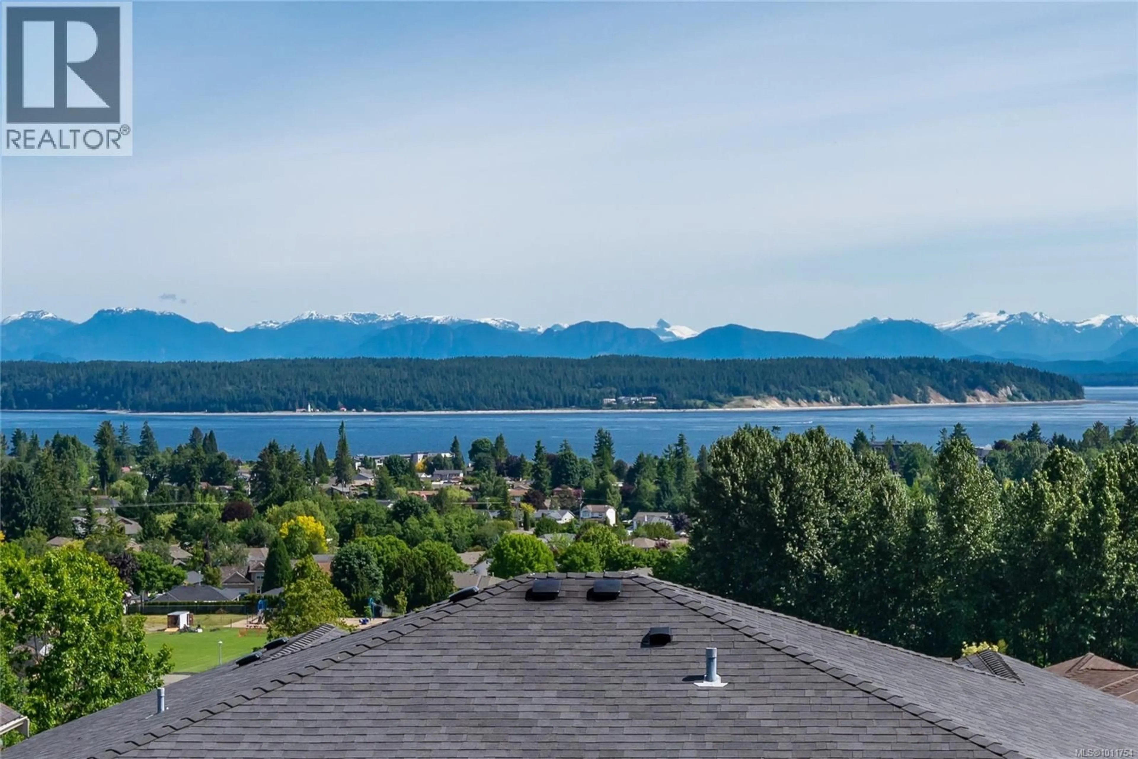 A pic from outside/outdoor area/front of a property/back of a property/a pic from drone, water/lake/river/ocean view for 672 PACIFIC HEIGHTS LANE, Campbell River British Columbia V9H0A6