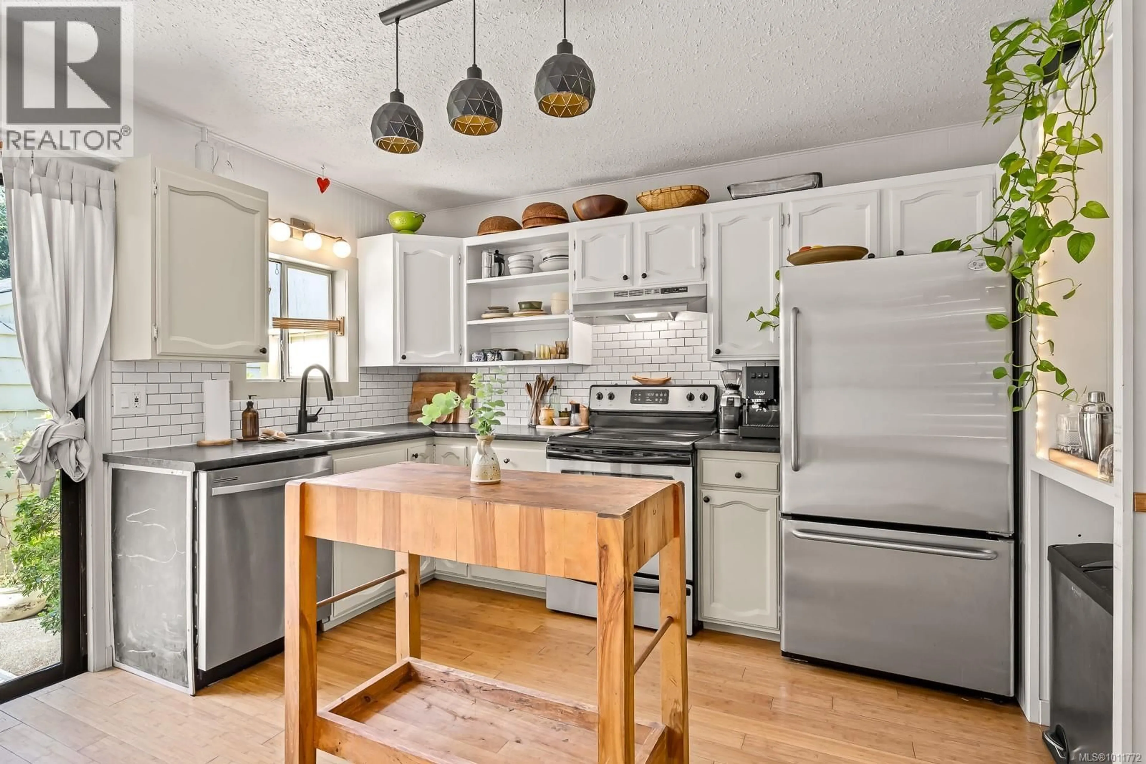 Open concept kitchen, unknown for 1261 14TH STREET, Courtenay British Columbia V9N1X1