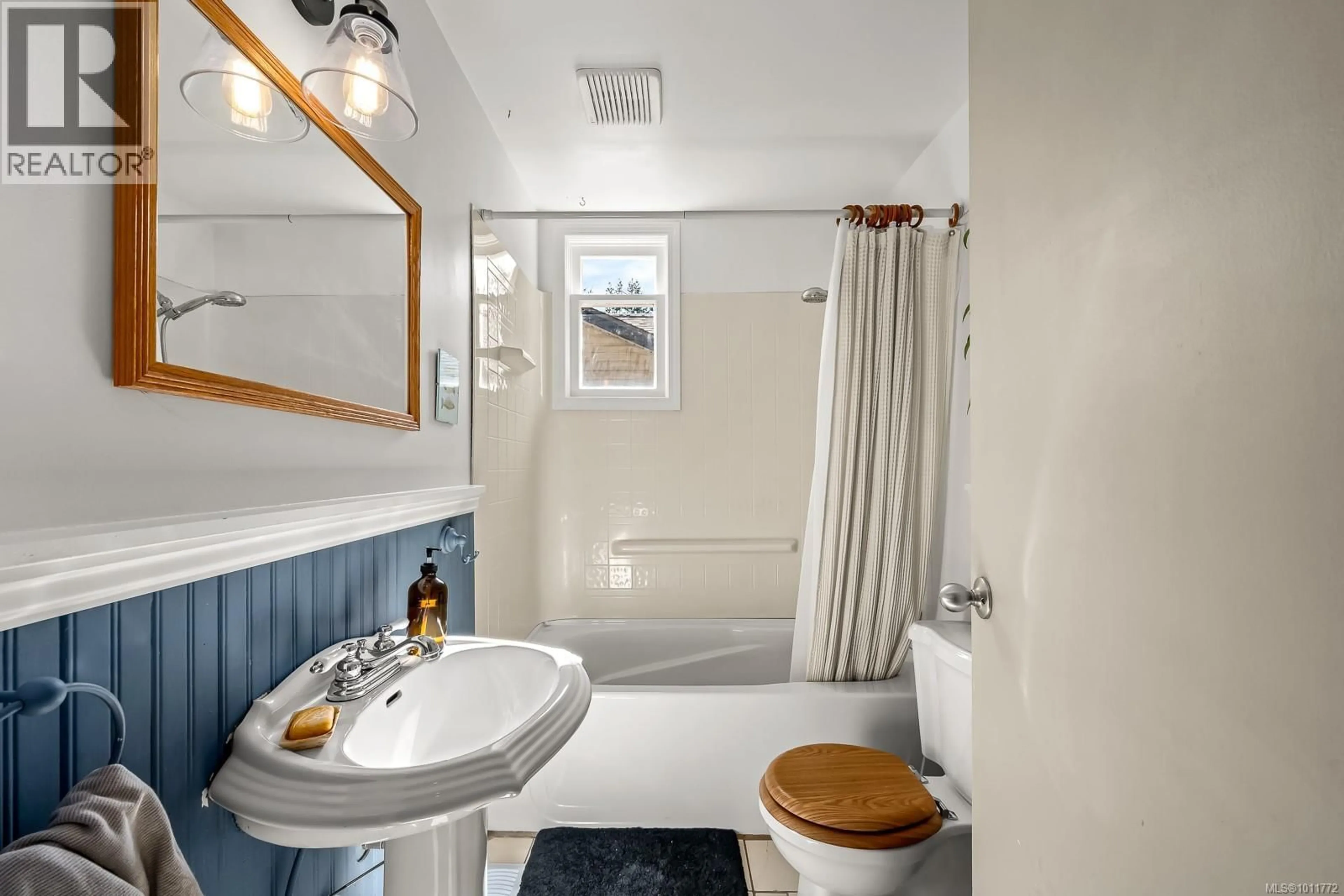 Standard bathroom, ceramic/tile floor for 1261 14TH STREET, Courtenay British Columbia V9N1X1