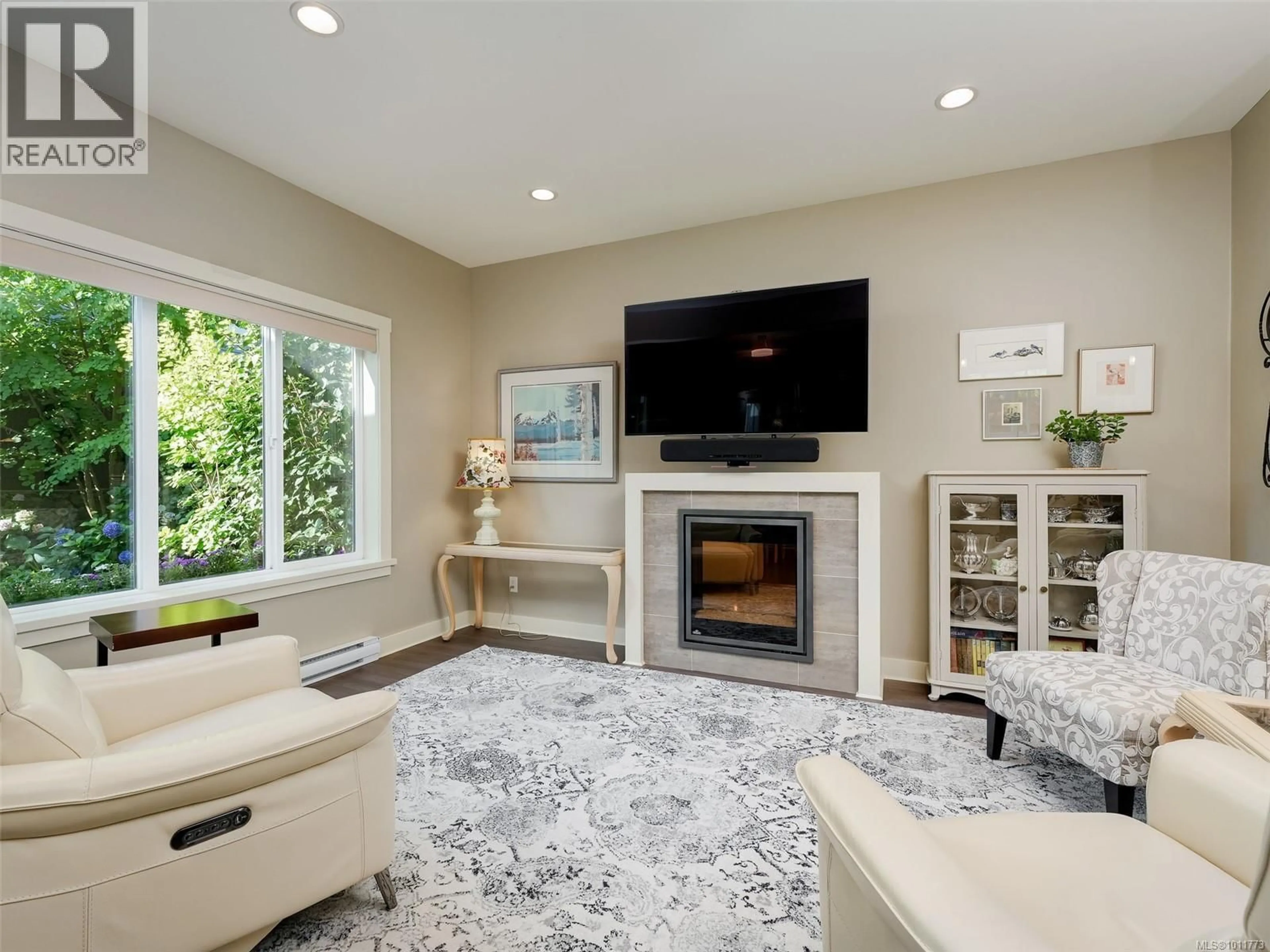 Living room with furniture, carpet floor for 1039 BRAEBURN AVENUE, Langford British Columbia V9C0H8