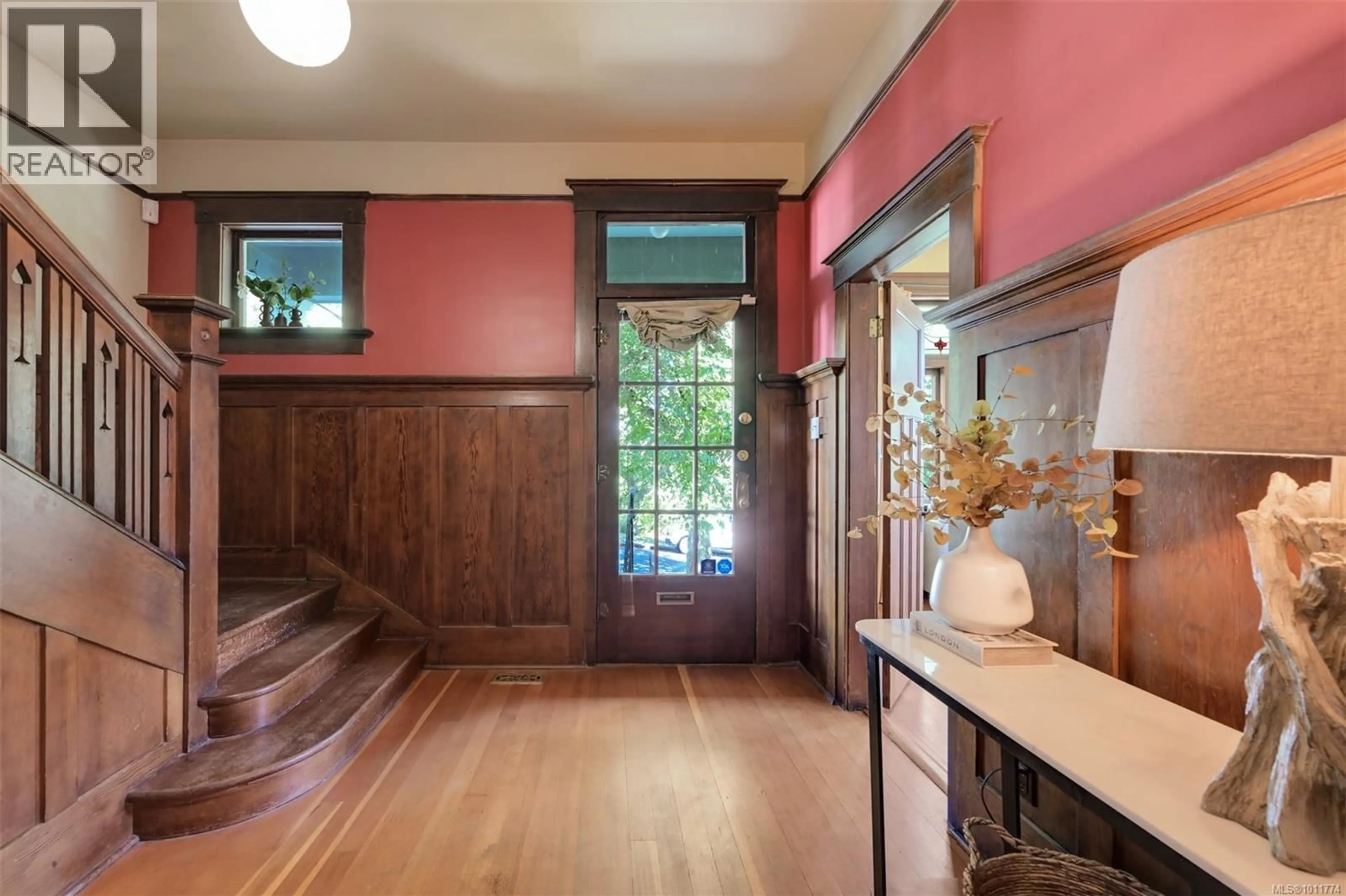 Indoor entryway for 1609 GLADSTONE AVENUE, Victoria British Columbia V8R1S6