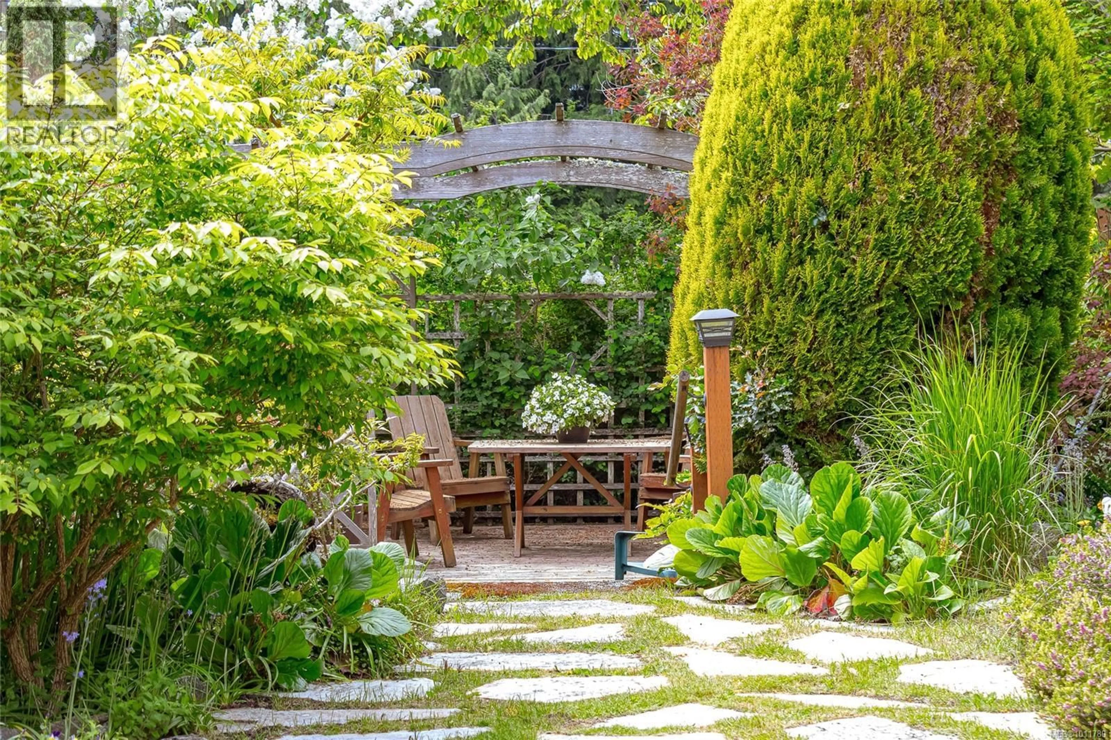 Patio, street for 2195 FERNDALE ROAD, Saanich British Columbia V8N2Z2