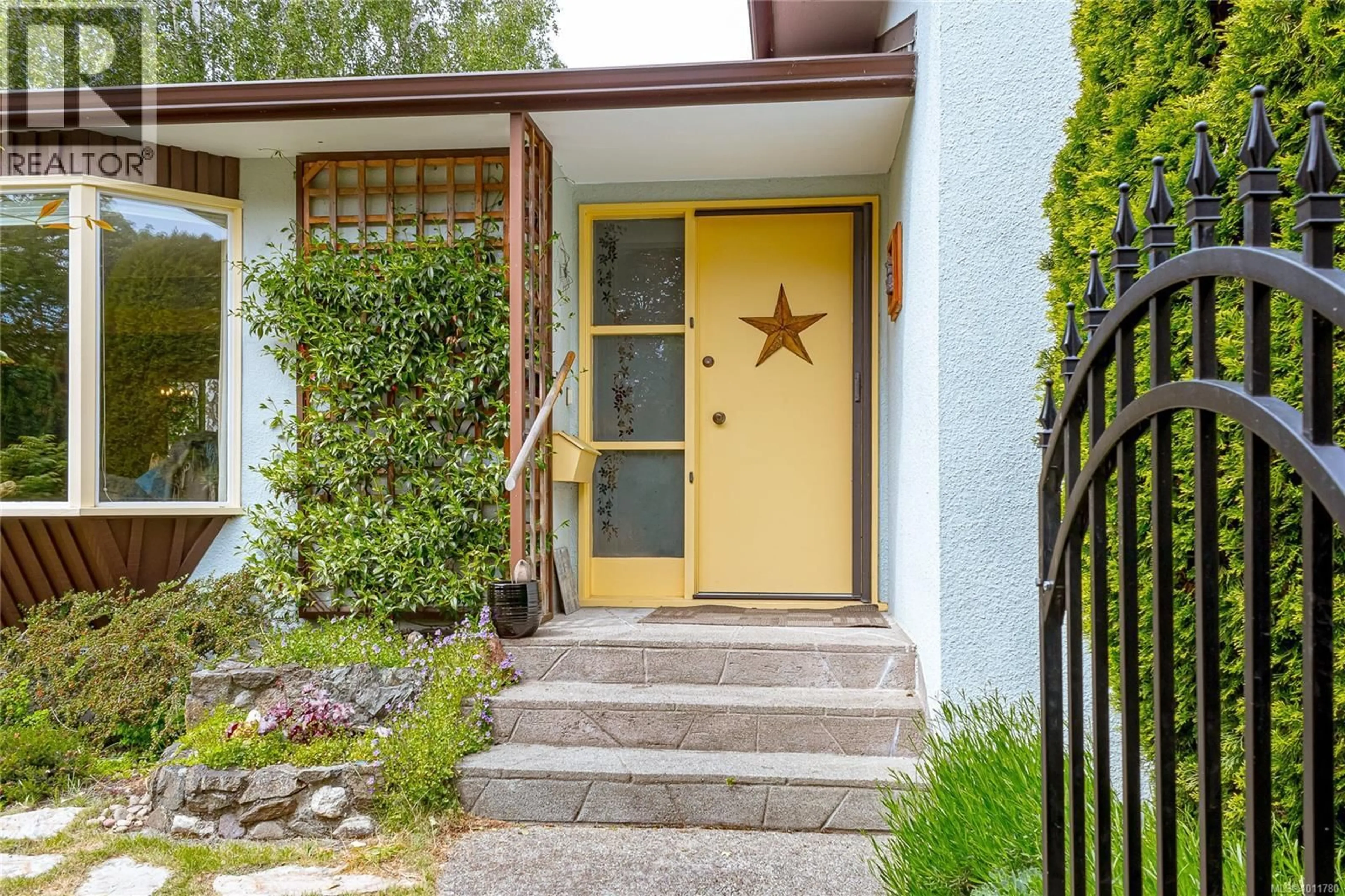 Indoor entryway for 2195 FERNDALE ROAD, Saanich British Columbia V8N2Z2