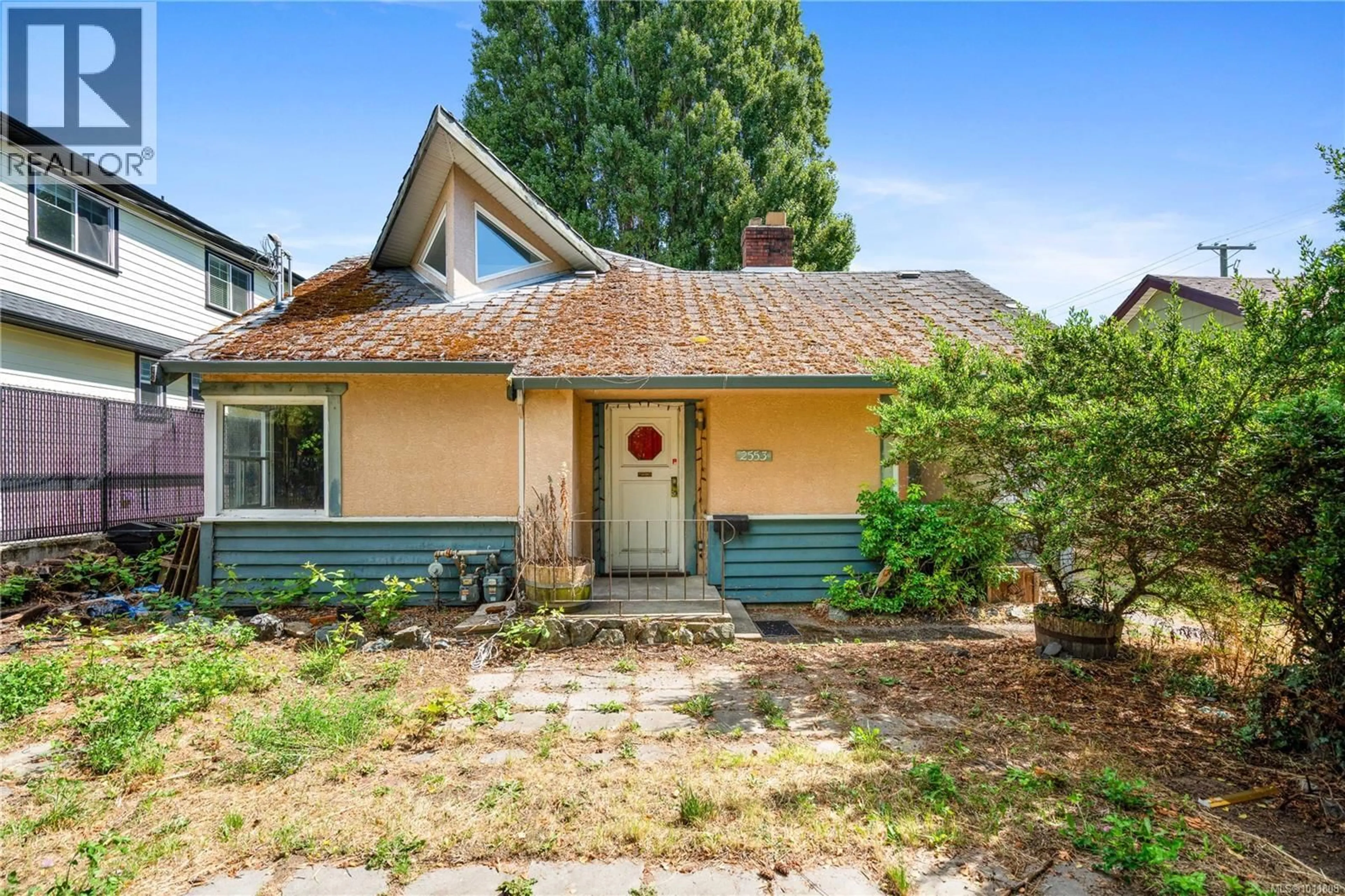 Unknown for 2553 EMPIRE STREET, Victoria British Columbia V8T3M5