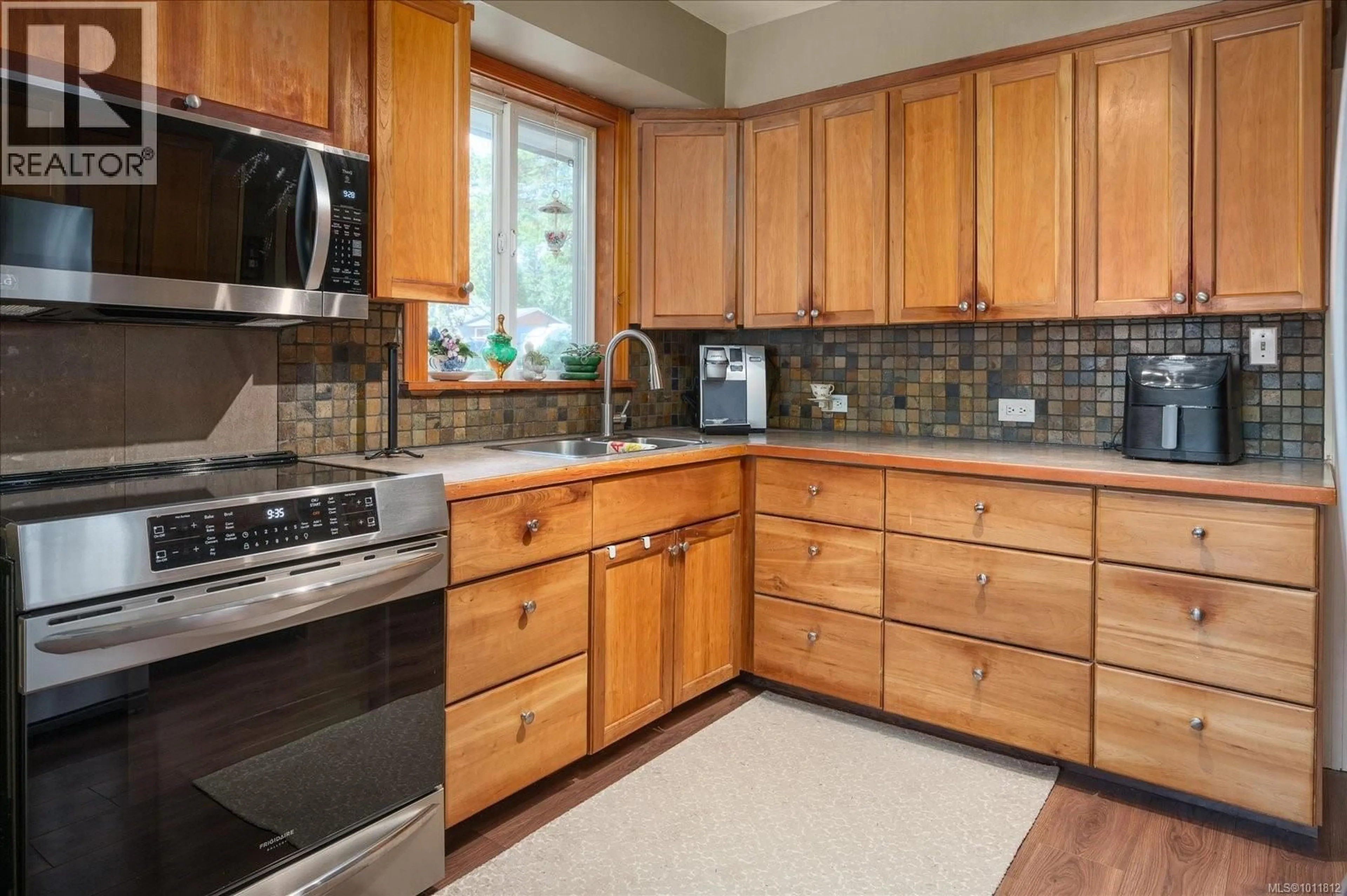 Standard kitchen, ceramic/tile floor for 1813 NORTHFIELD ROAD, Nanaimo British Columbia V9S3B4