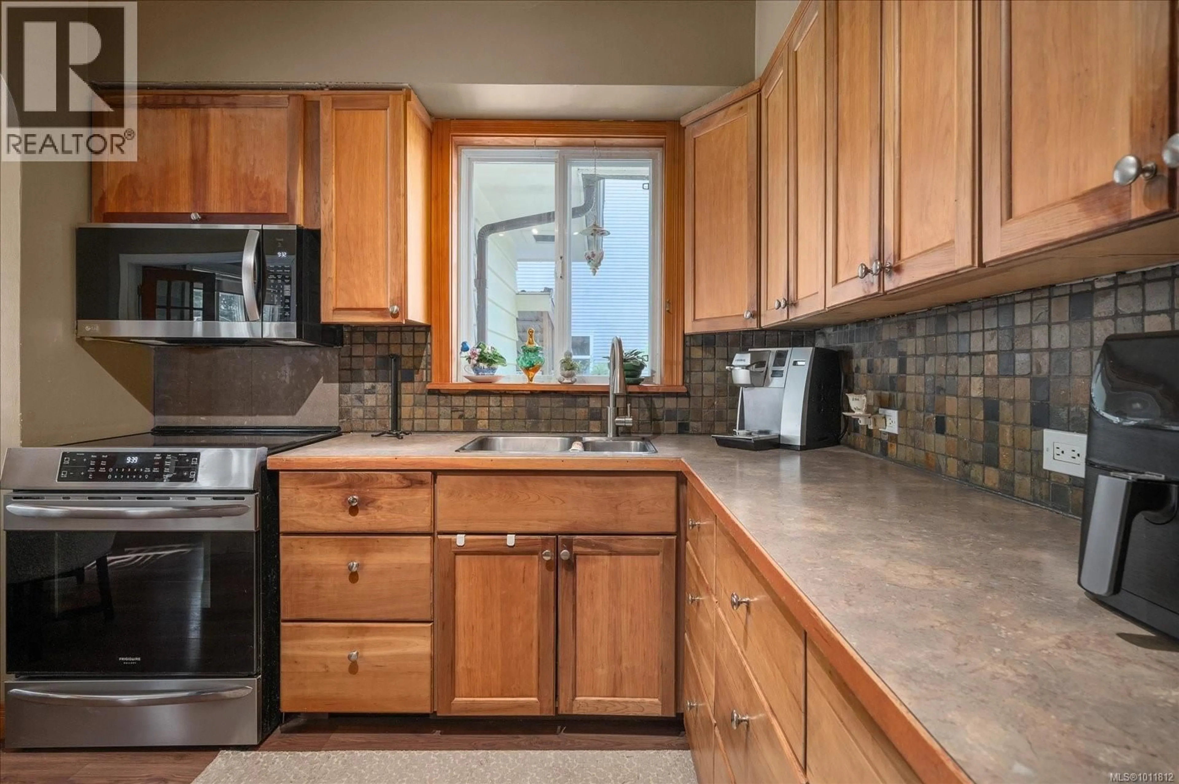 Standard kitchen, ceramic/tile floor for 1813 NORTHFIELD ROAD, Nanaimo British Columbia V9S3B4