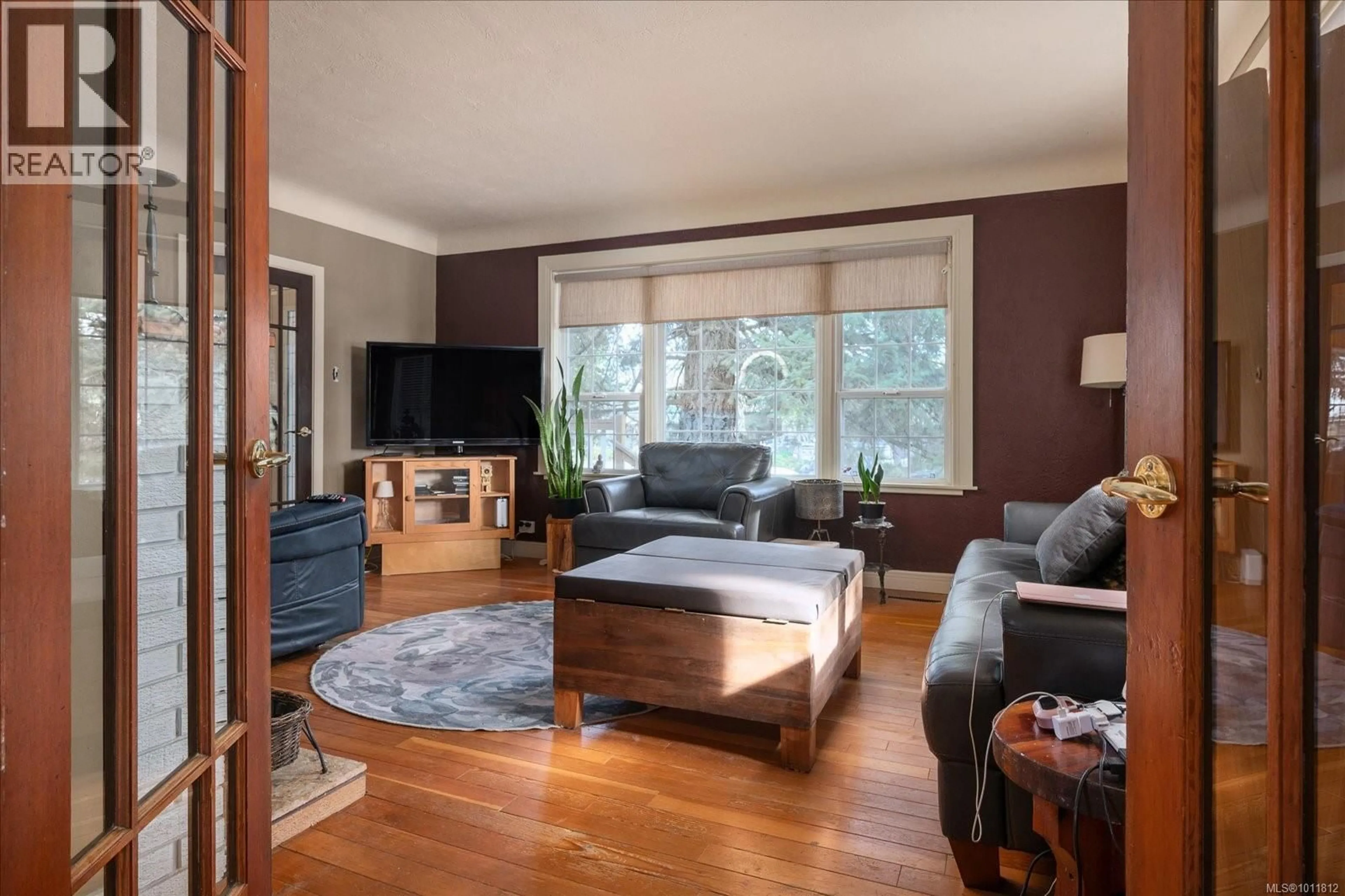Living room with furniture, wood/laminate floor for 1813 NORTHFIELD ROAD, Nanaimo British Columbia V9S3B4
