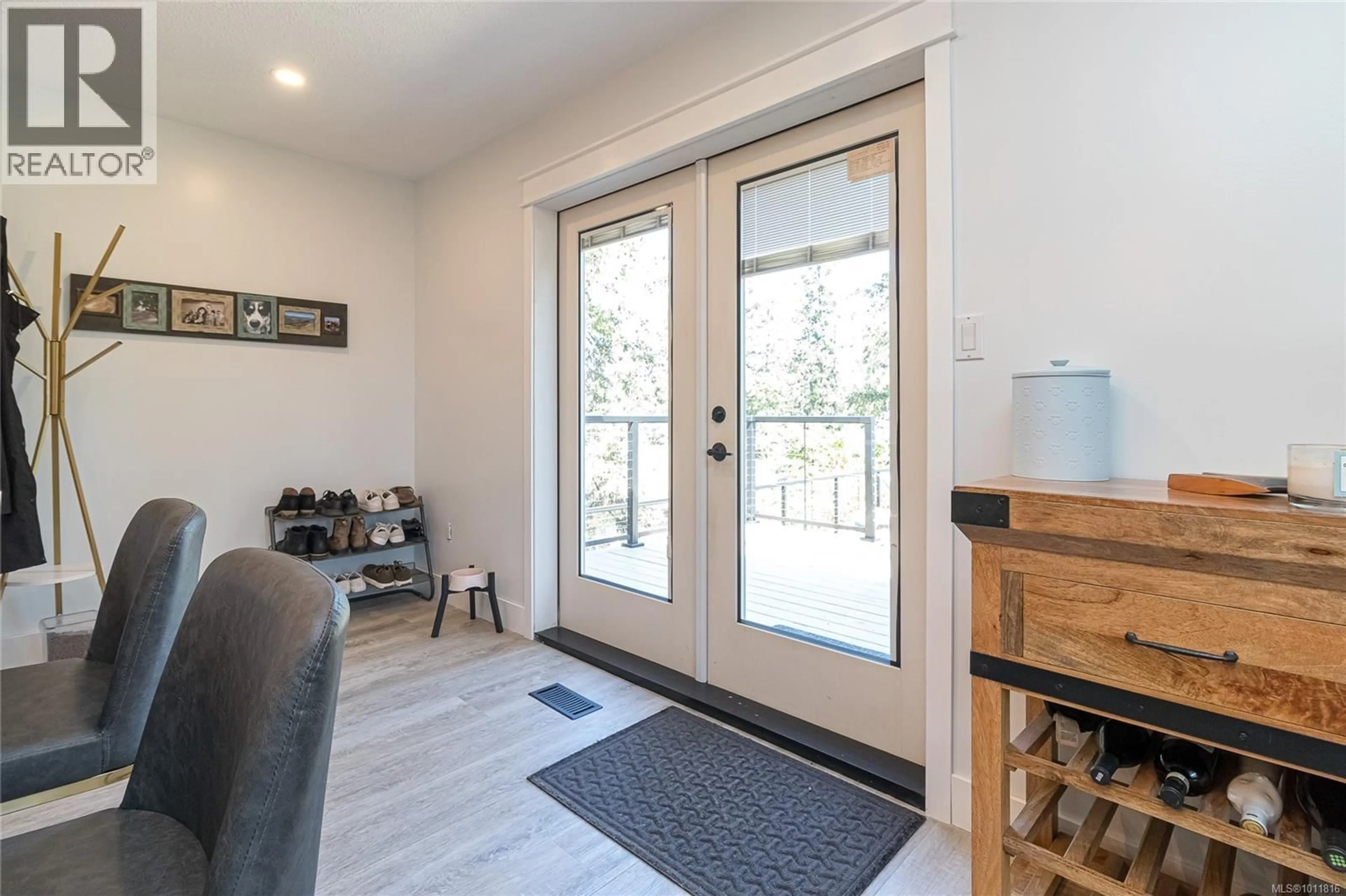 Indoor entryway for 104 DOROTHY LANE, View Royal British Columbia V9B6B5
