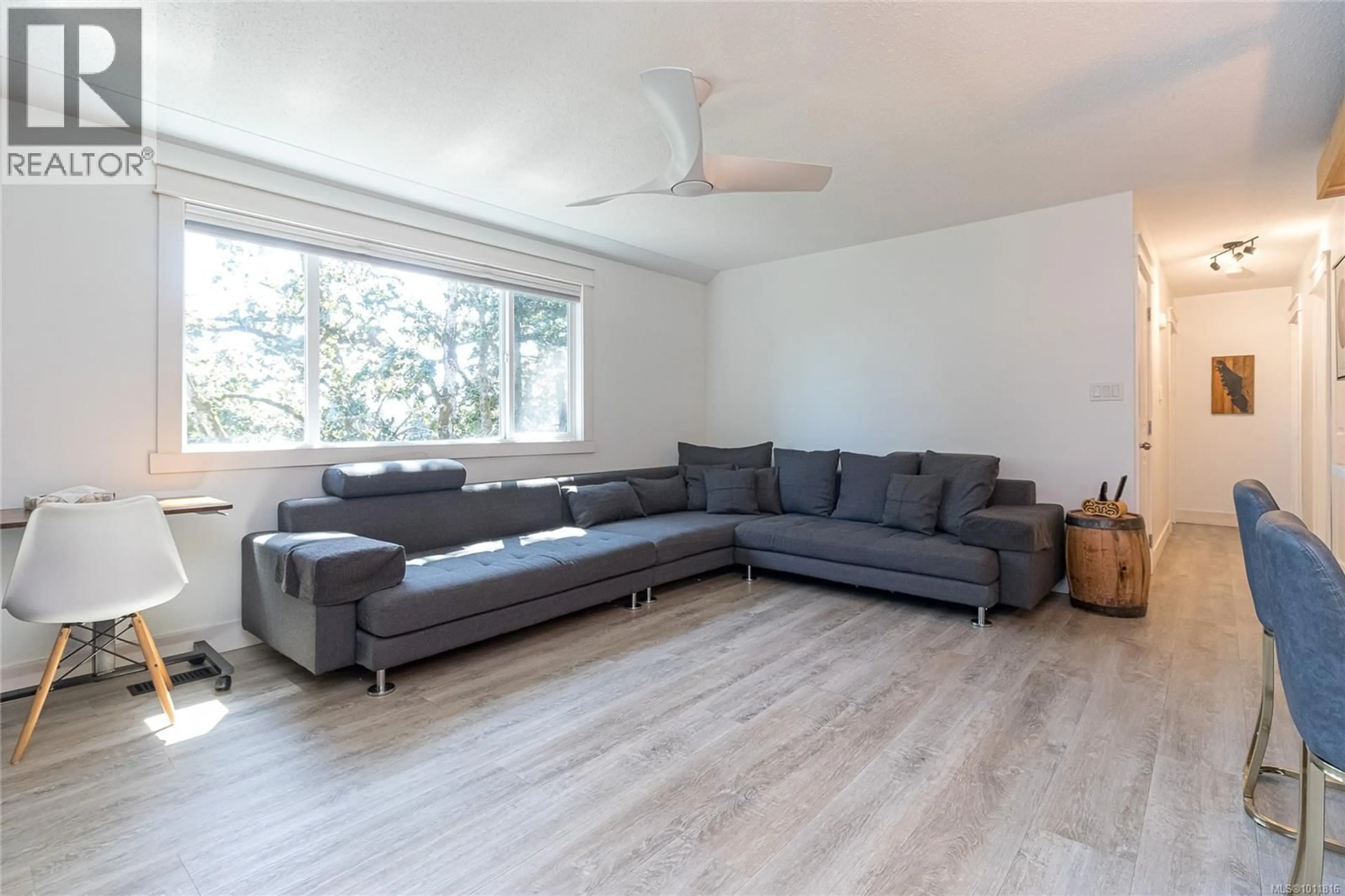Living room with furniture, wood/laminate floor for 104 DOROTHY LANE, View Royal British Columbia V9B6B5