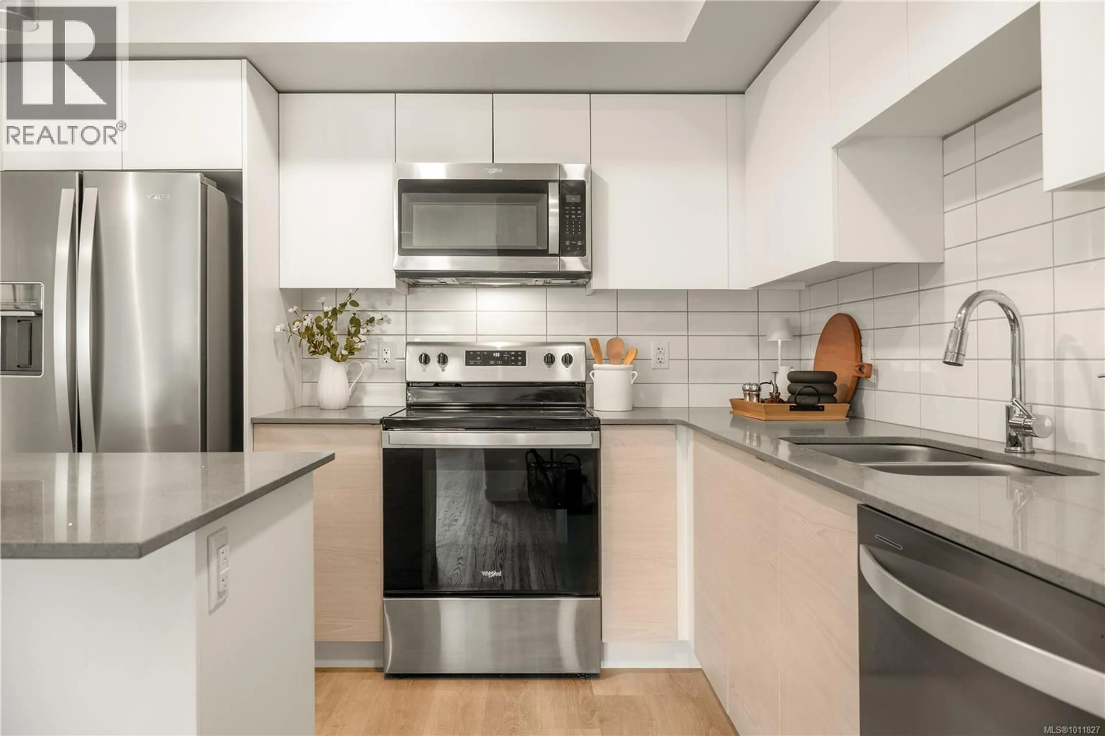Standard kitchen, ceramic/tile floor for 312 - 4810 CEDAR RIDGE PLACE, Nanaimo British Columbia V9T0M7