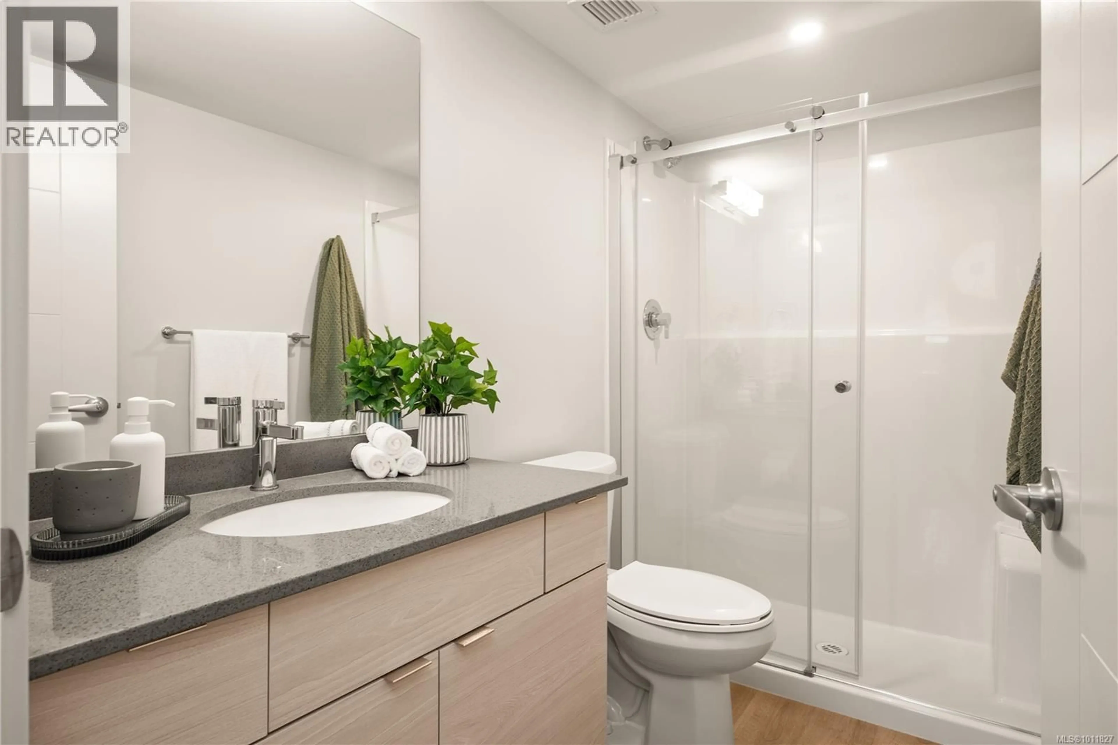 Standard bathroom, ceramic/tile floor for 312 - 4810 CEDAR RIDGE PLACE, Nanaimo British Columbia V9T0M7