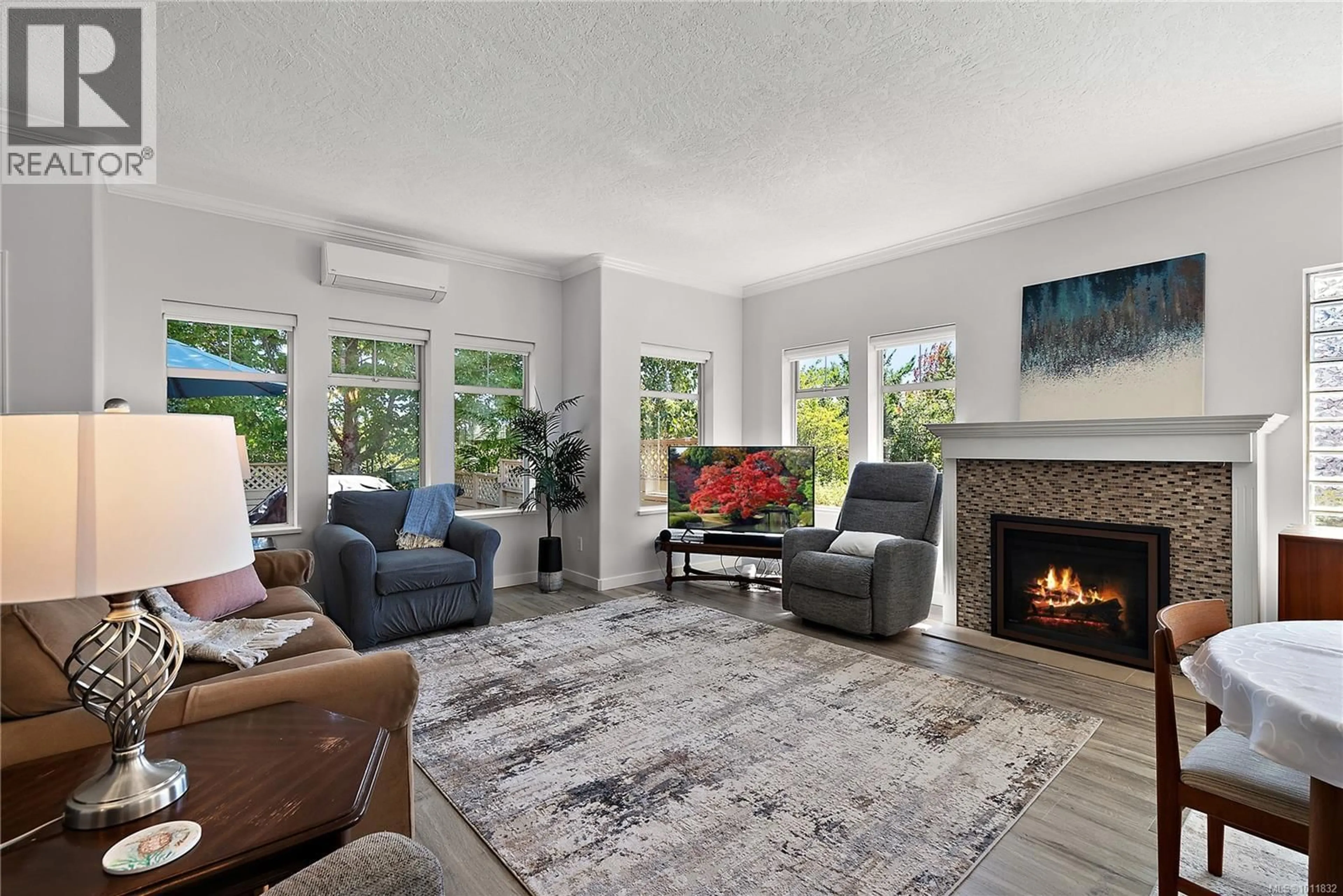 Living room with furniture, unknown for 115 - 1110 WILLOW STREET, Saanich British Columbia V8X3K2