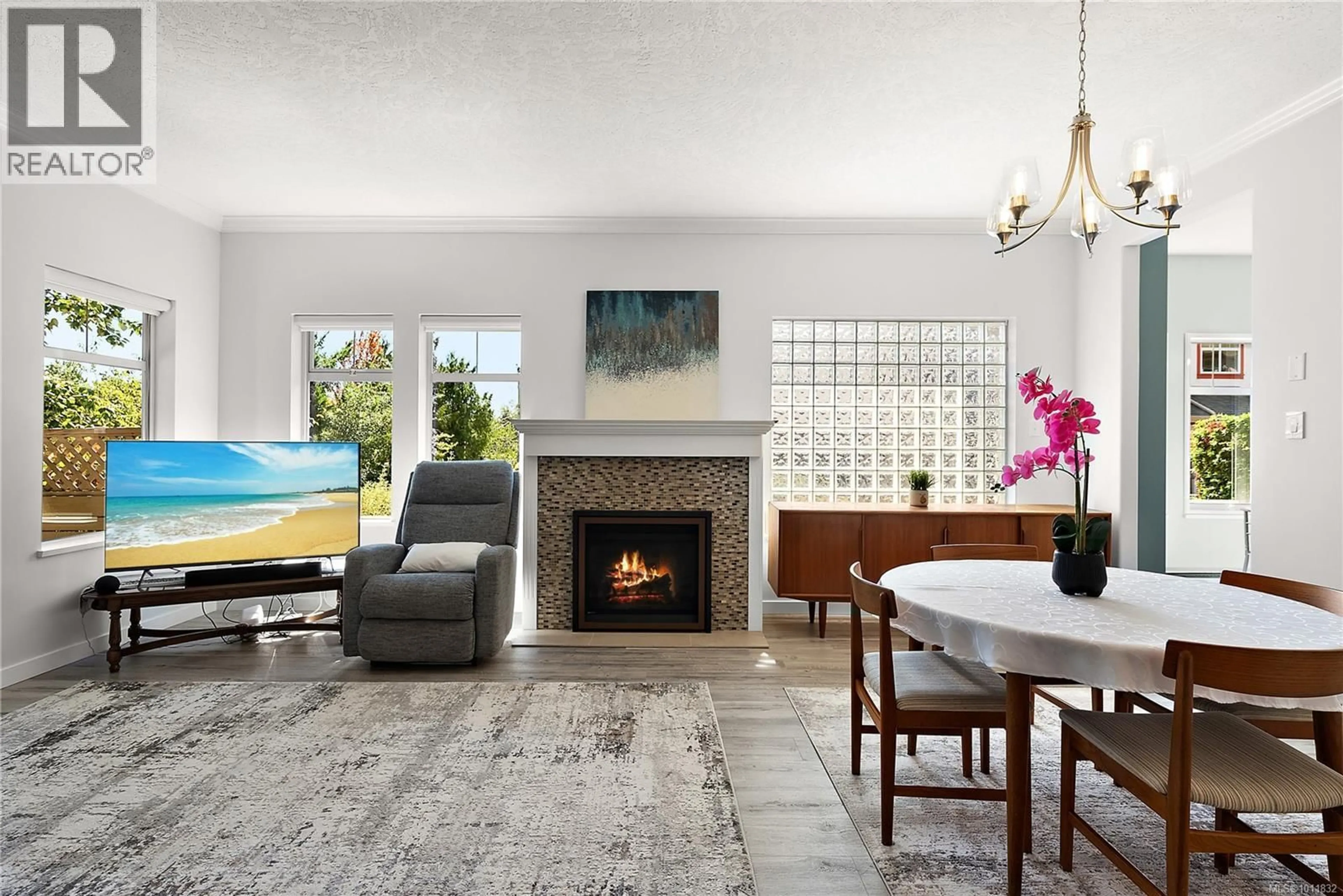 Living room with furniture, ceramic/tile floor for 115 - 1110 WILLOW STREET, Saanich British Columbia V8X3K2