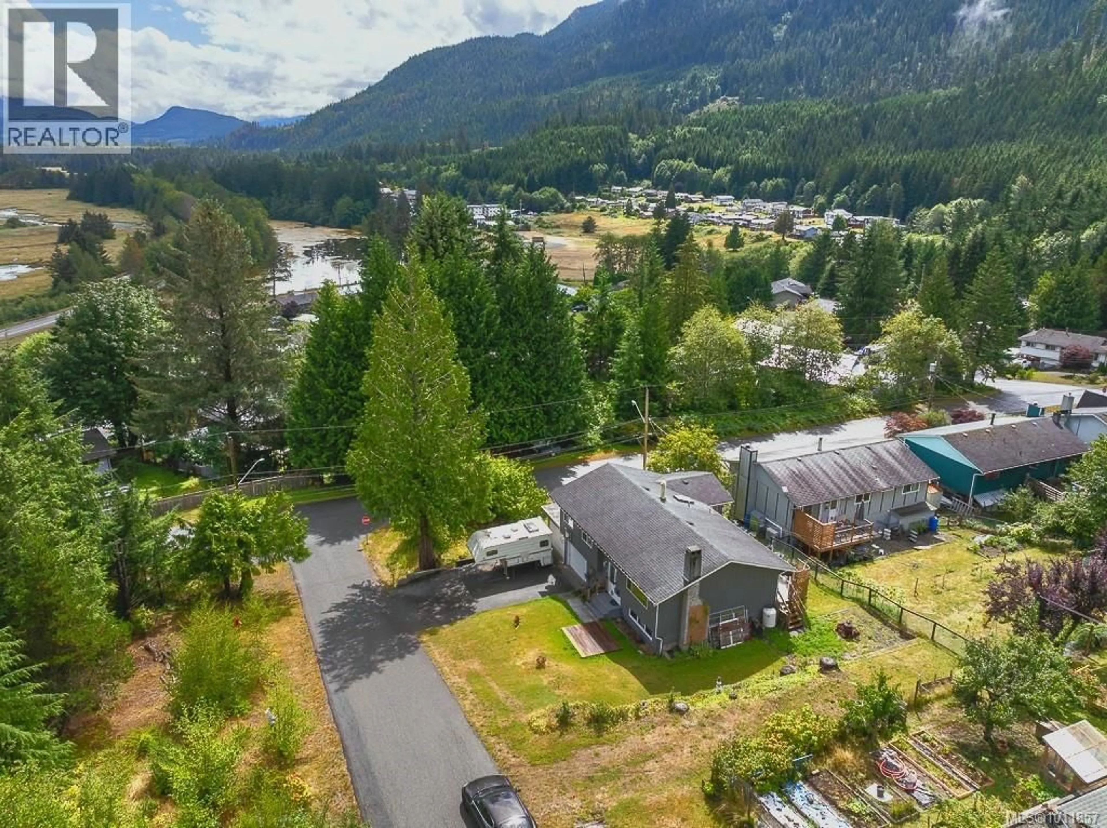 A pic from outside/outdoor area/front of a property/back of a property/a pic from drone, water/lake/river/ocean view for 170 SEAVIEW STREET, Sayward British Columbia V0P1R0