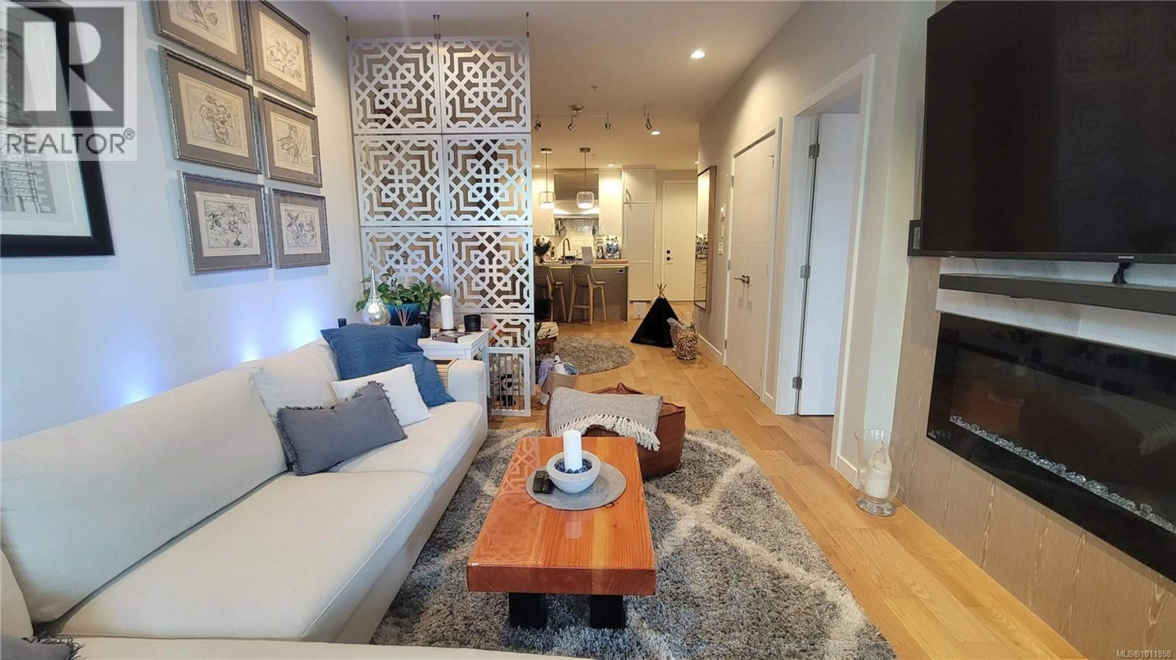 Living room with furniture, wood/laminate floor for 108 - 1201 FORT STREET, Victoria British Columbia V8V0G1