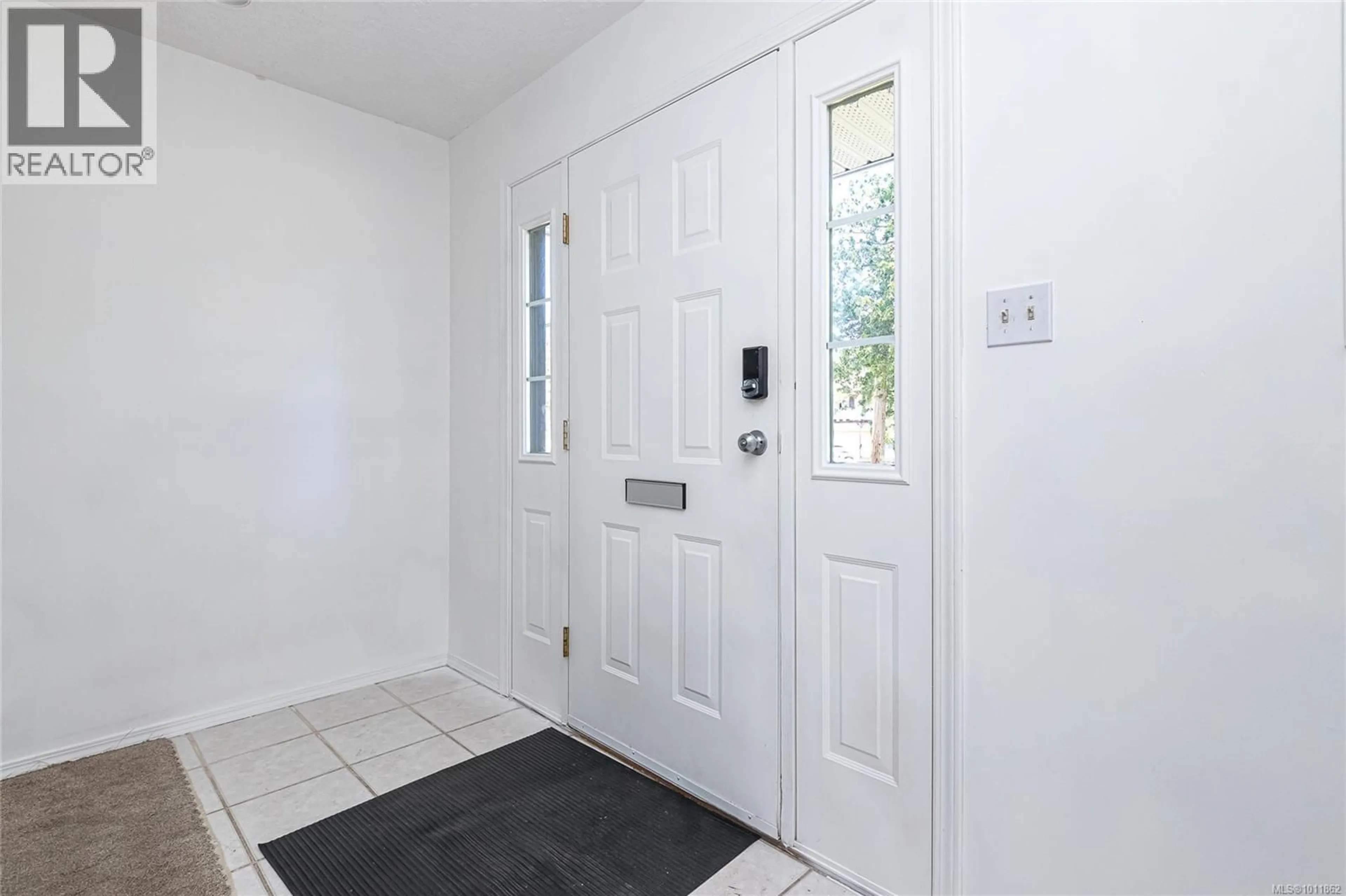 Indoor entryway for 2916 SCOTT STREET, Victoria British Columbia V8R4J6