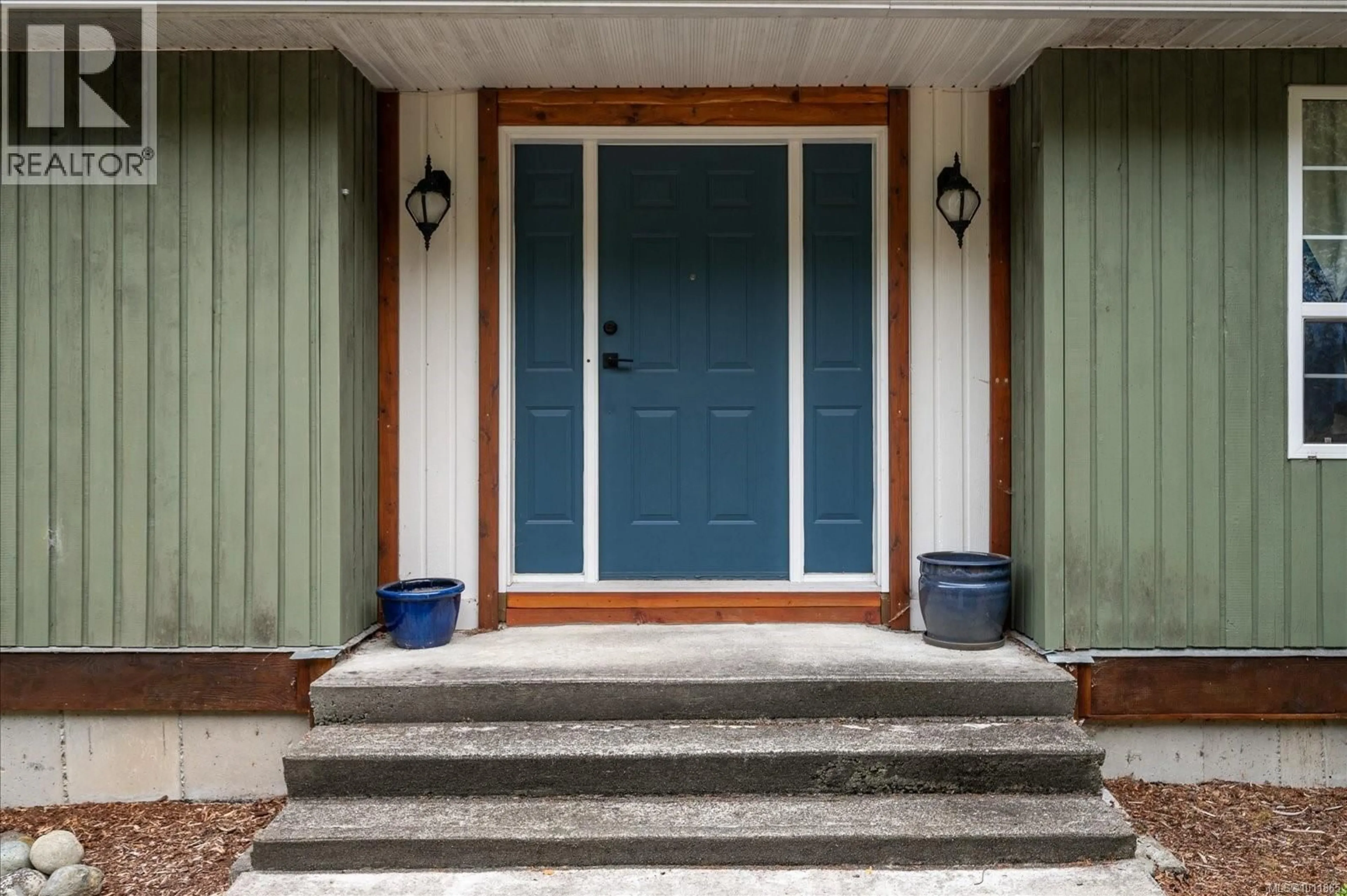 Indoor entryway for 3097 COMMODORE WAY, Gabriola Island British Columbia V0R1X7