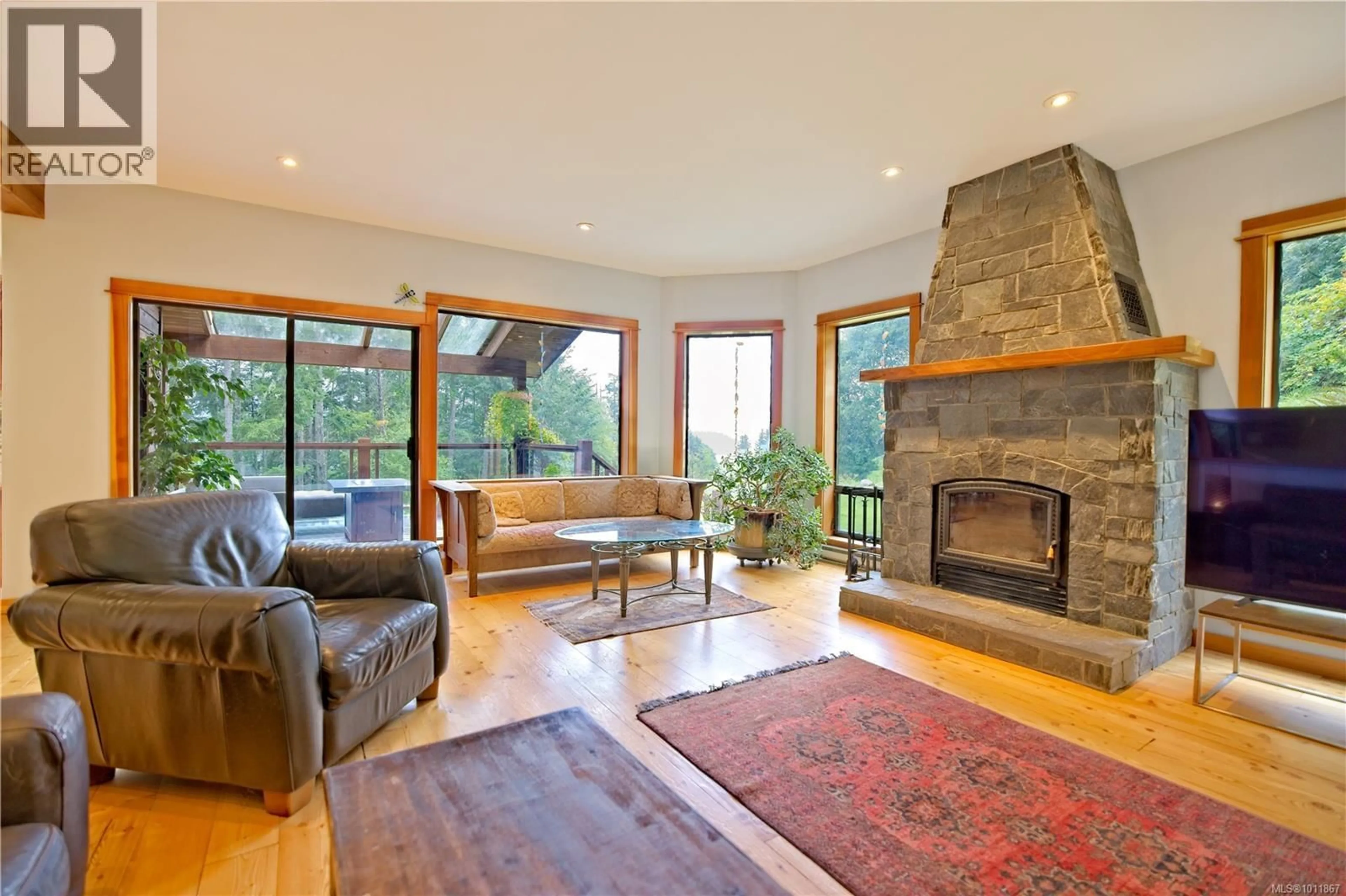 Living room with furniture, unknown for 494 ISABELLA POINT ROAD, Salt Spring British Columbia V8K1V4