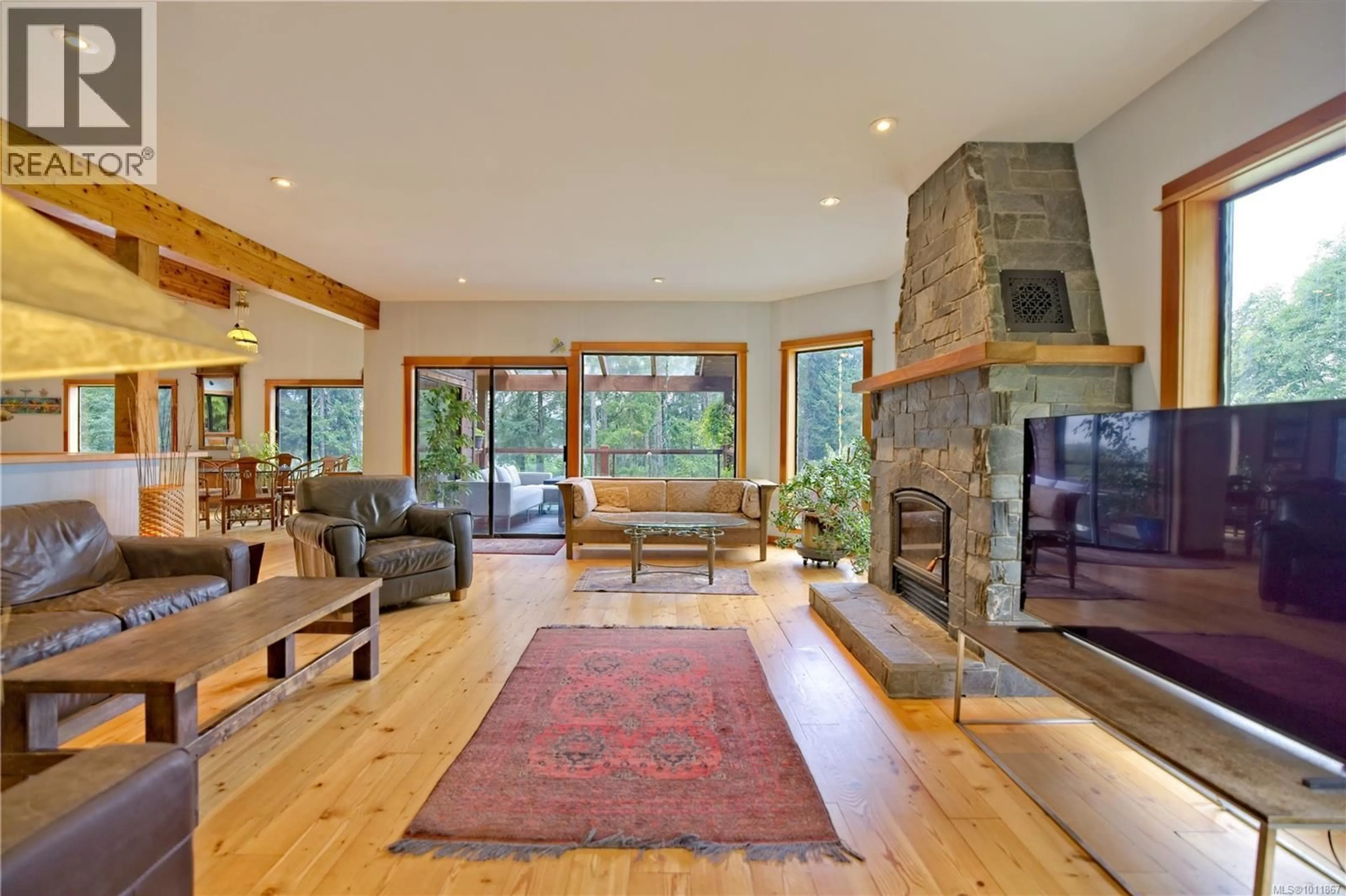 Living room with furniture, unknown for 494 ISABELLA POINT ROAD, Salt Spring British Columbia V8K1V4