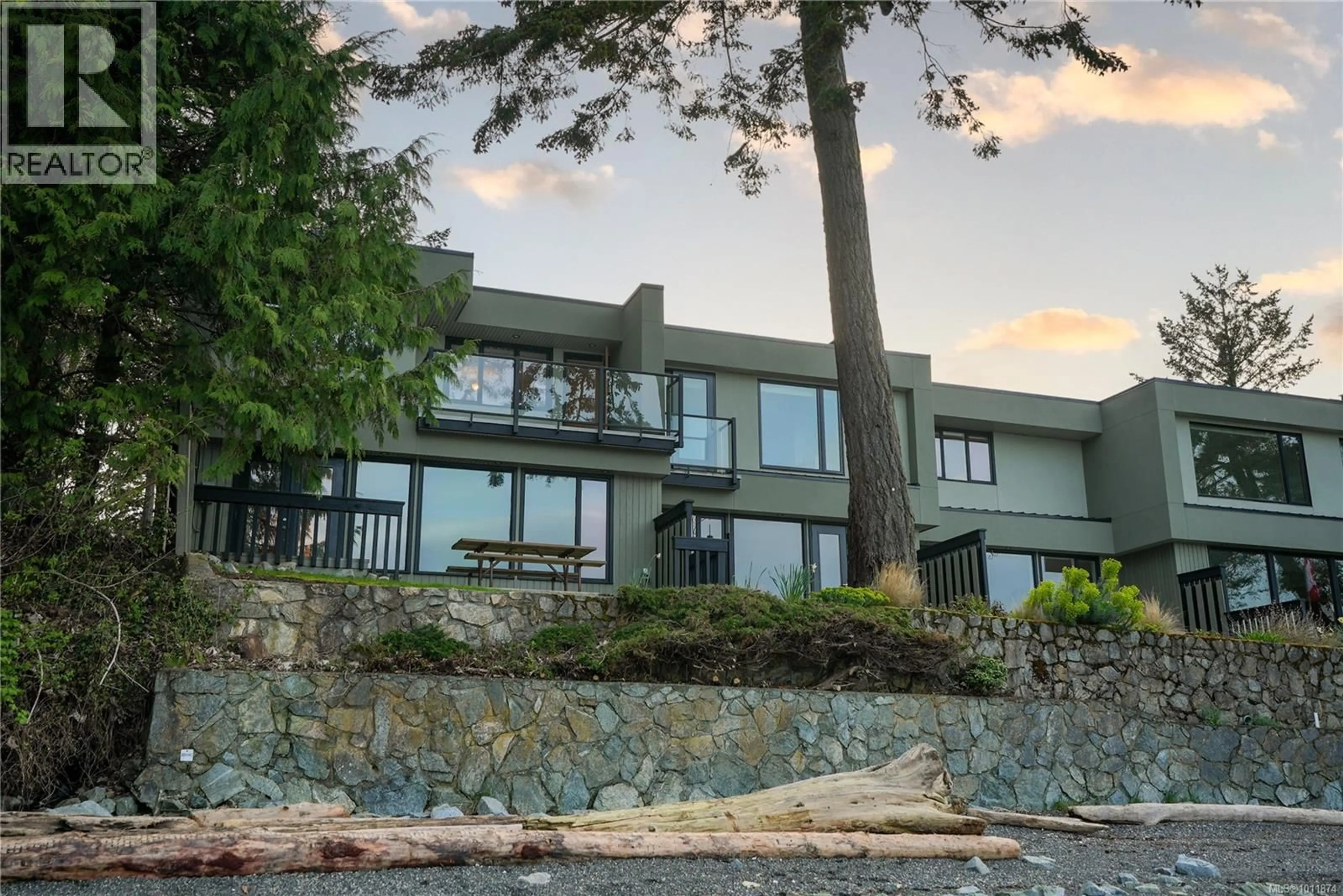 A pic from outside/outdoor area/front of a property/back of a property/a pic from drone, water/lake/river/ocean view for 16 - 2330 HARBOUR ROAD, Sidney British Columbia V8L2P8