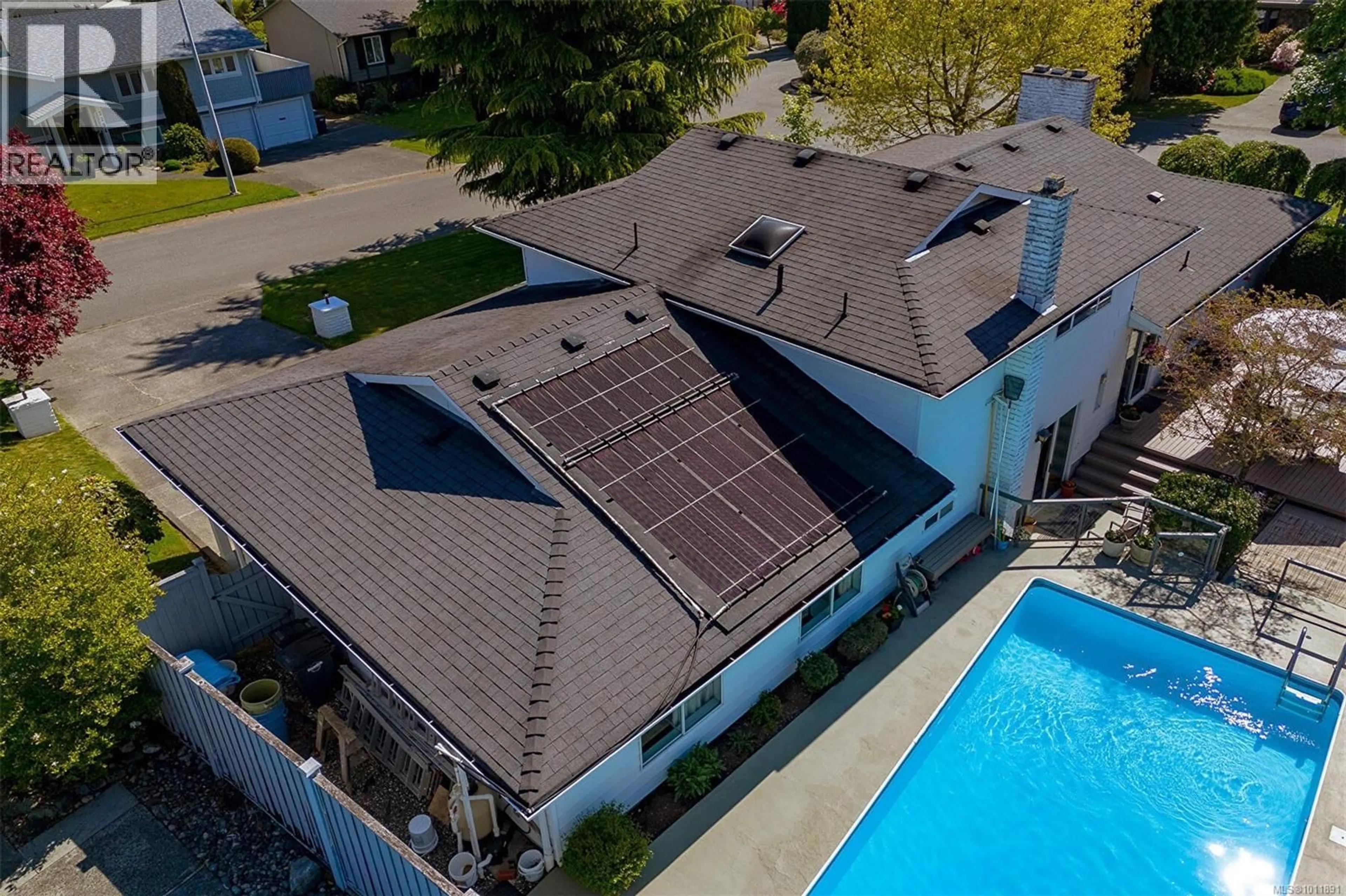 A pic from outside/outdoor area/front of a property/back of a property/a pic from drone, unknown for 2295 GREENLANDS ROAD, Saanich British Columbia V8N5B9