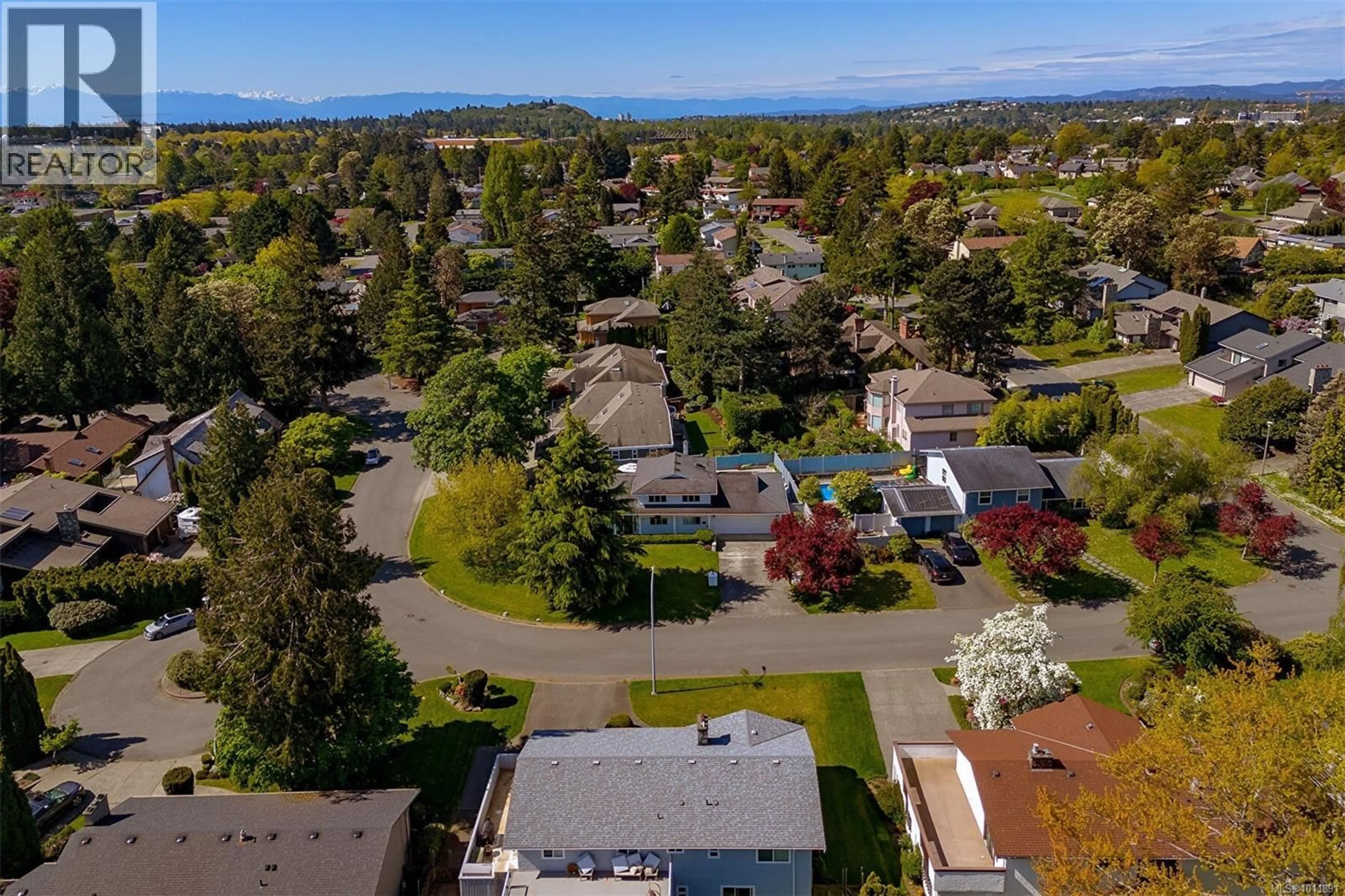 A pic from outside/outdoor area/front of a property/back of a property/a pic from drone, mountain view for 2295 GREENLANDS ROAD, Saanich British Columbia V8N5B9