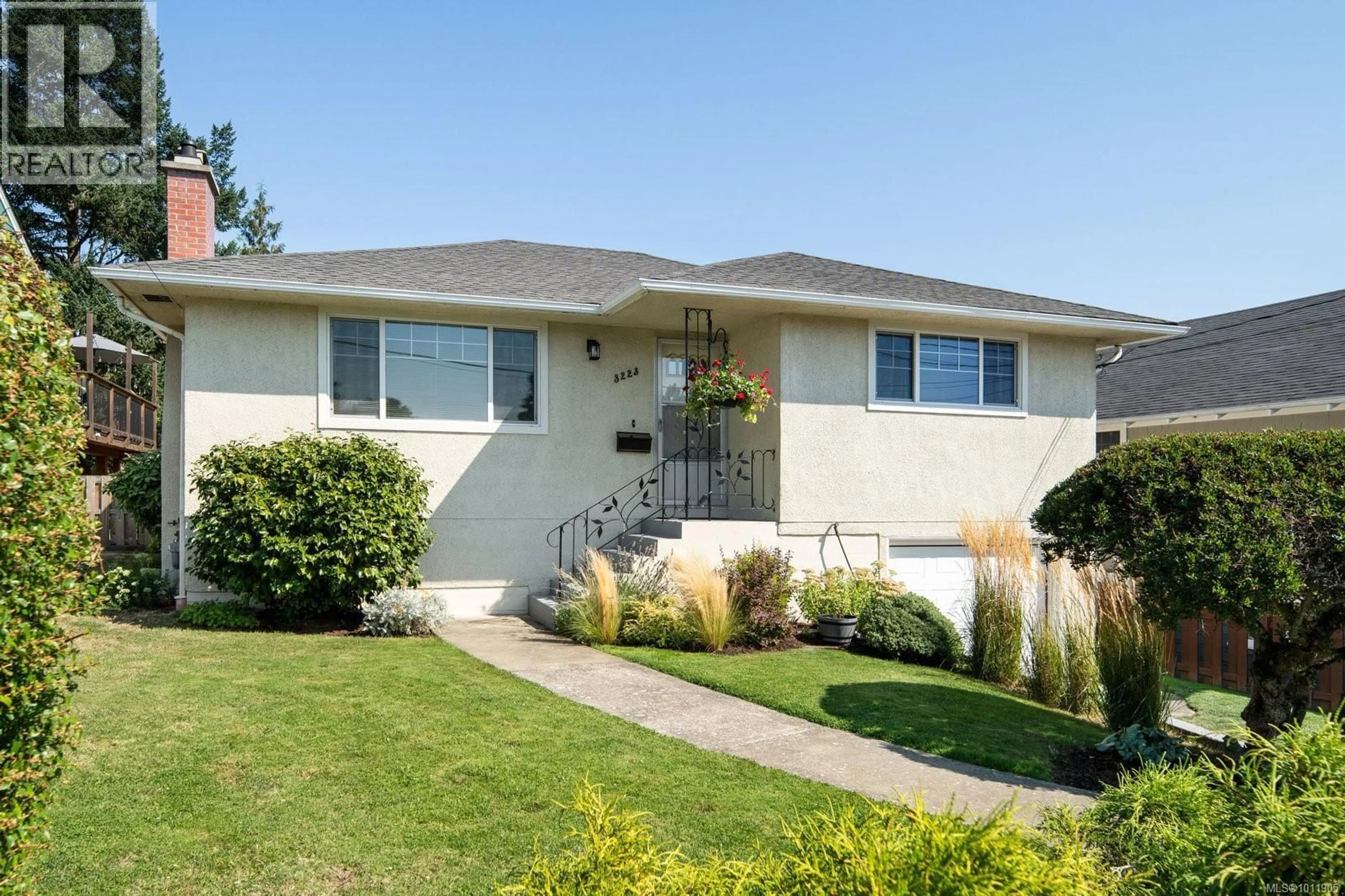 Home with vinyl exterior material, street for 3223 DONCASTER DRIVE, Saanich British Columbia V8P3V3