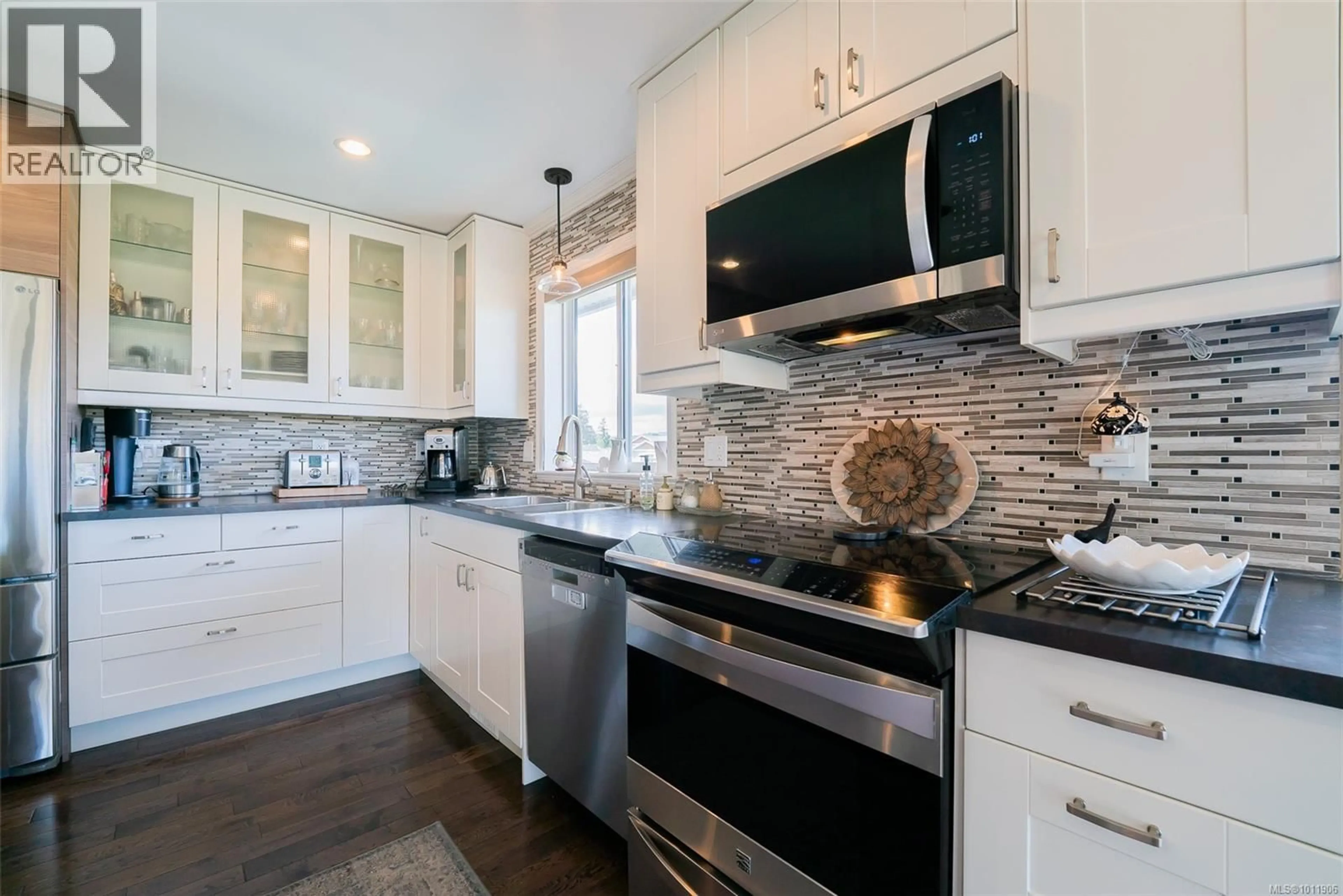 Contemporary kitchen, ceramic/tile floor for 5320 KENWILL DRIVE, Nanaimo British Columbia V9T5Z8