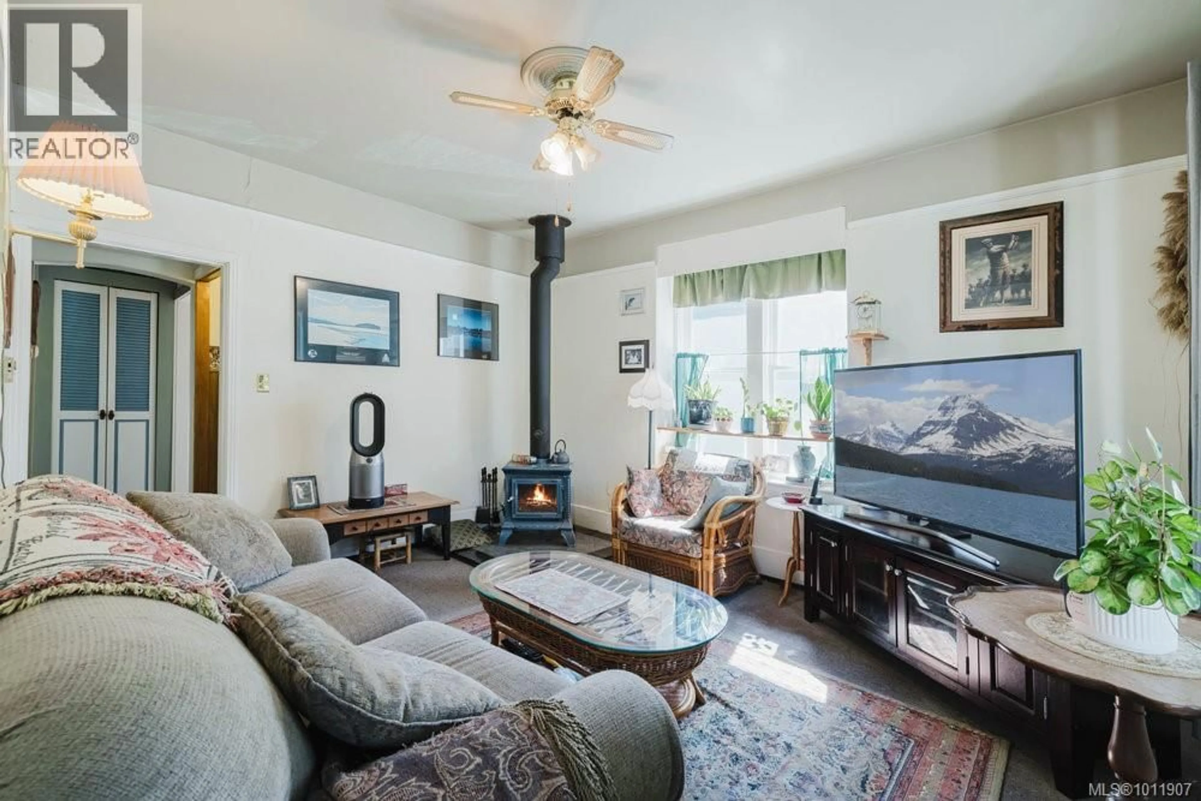 Living room with furniture, unknown for 3937 LASALLE STREET, Saanich British Columbia V8P3L8