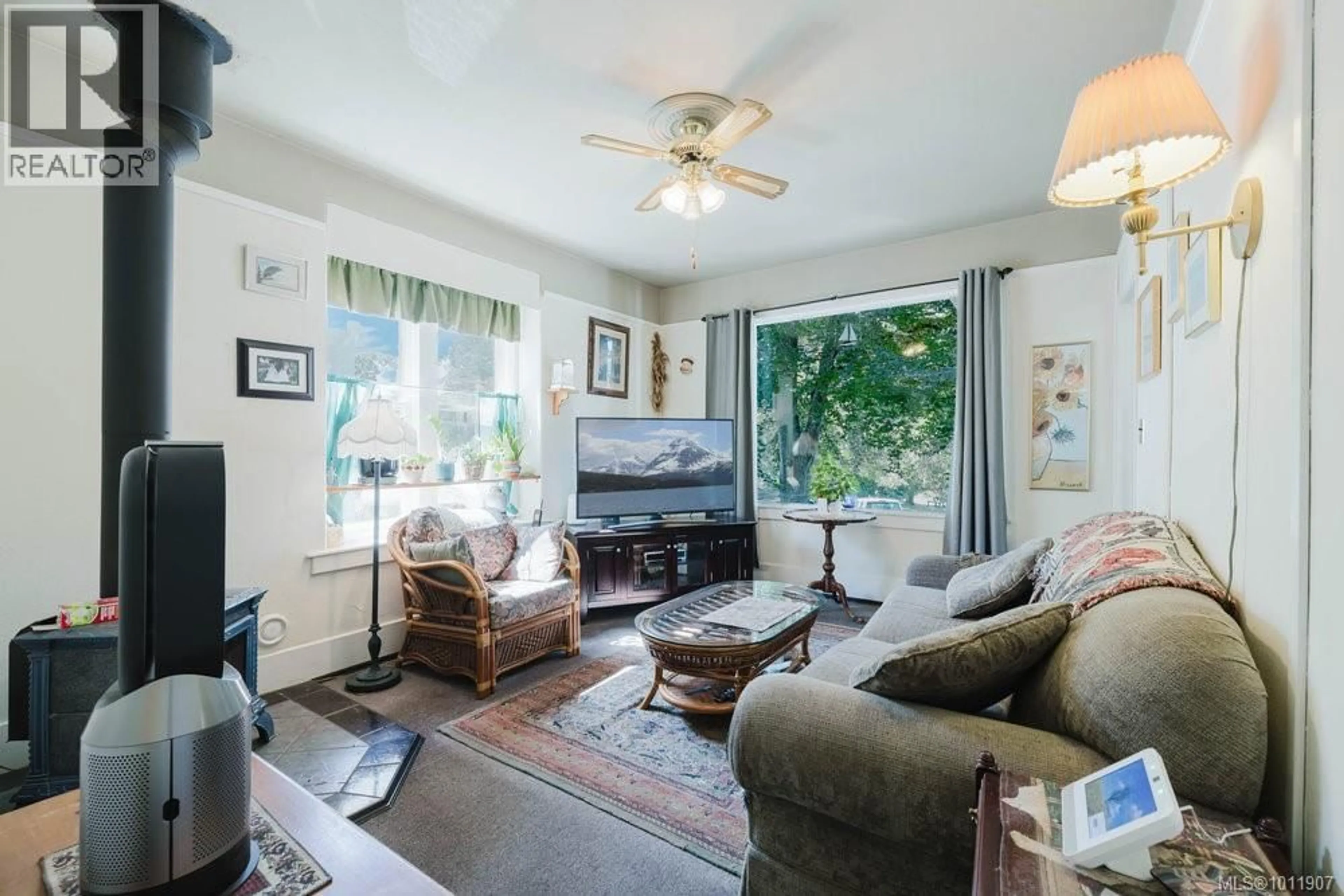 Living room with furniture, unknown for 3937 LASALLE STREET, Saanich British Columbia V8P3L8