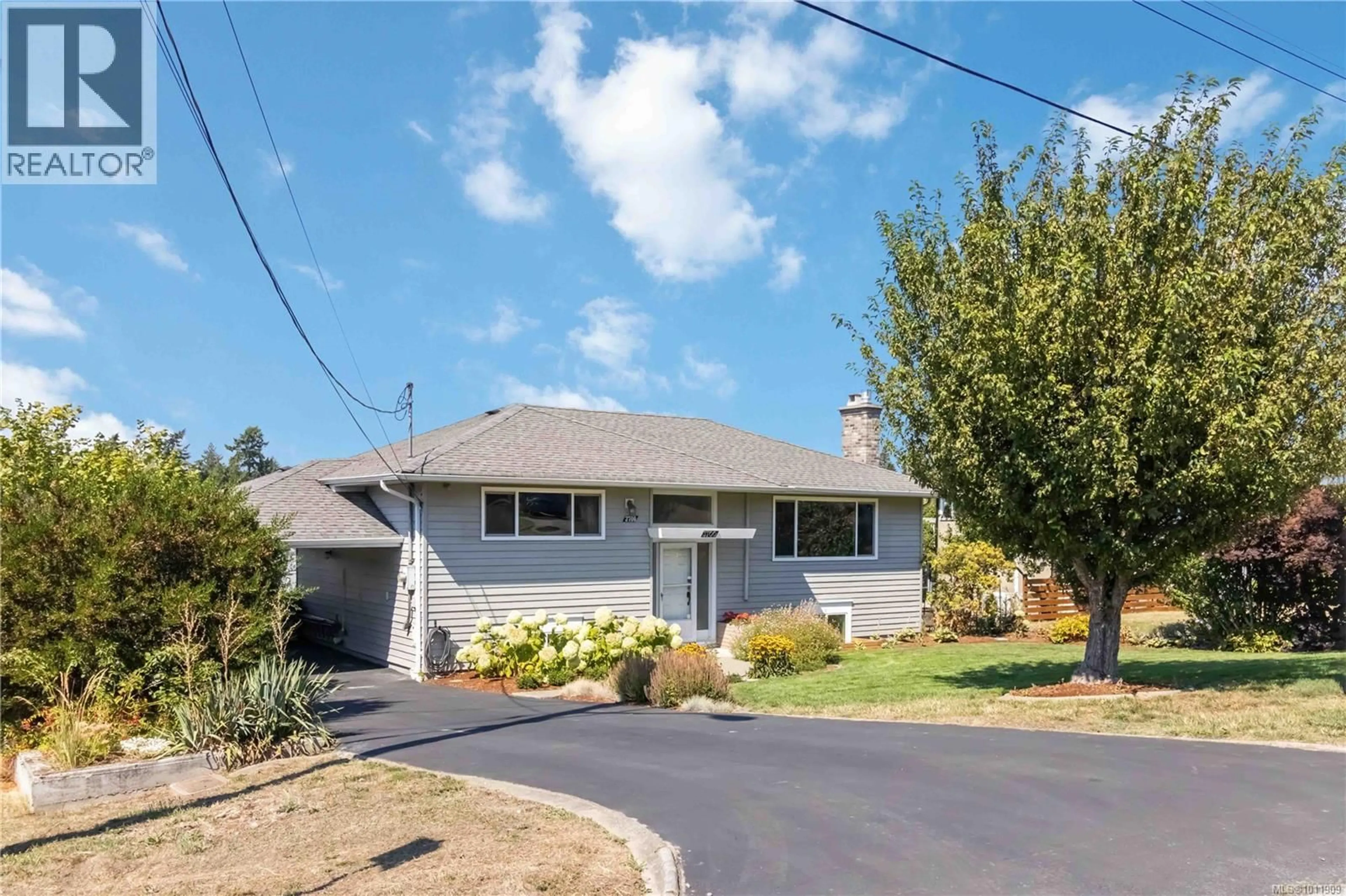 Home with vinyl exterior material, street for 3700 RAYMOND STREET SOUTH, Saanich British Columbia V8K4K1