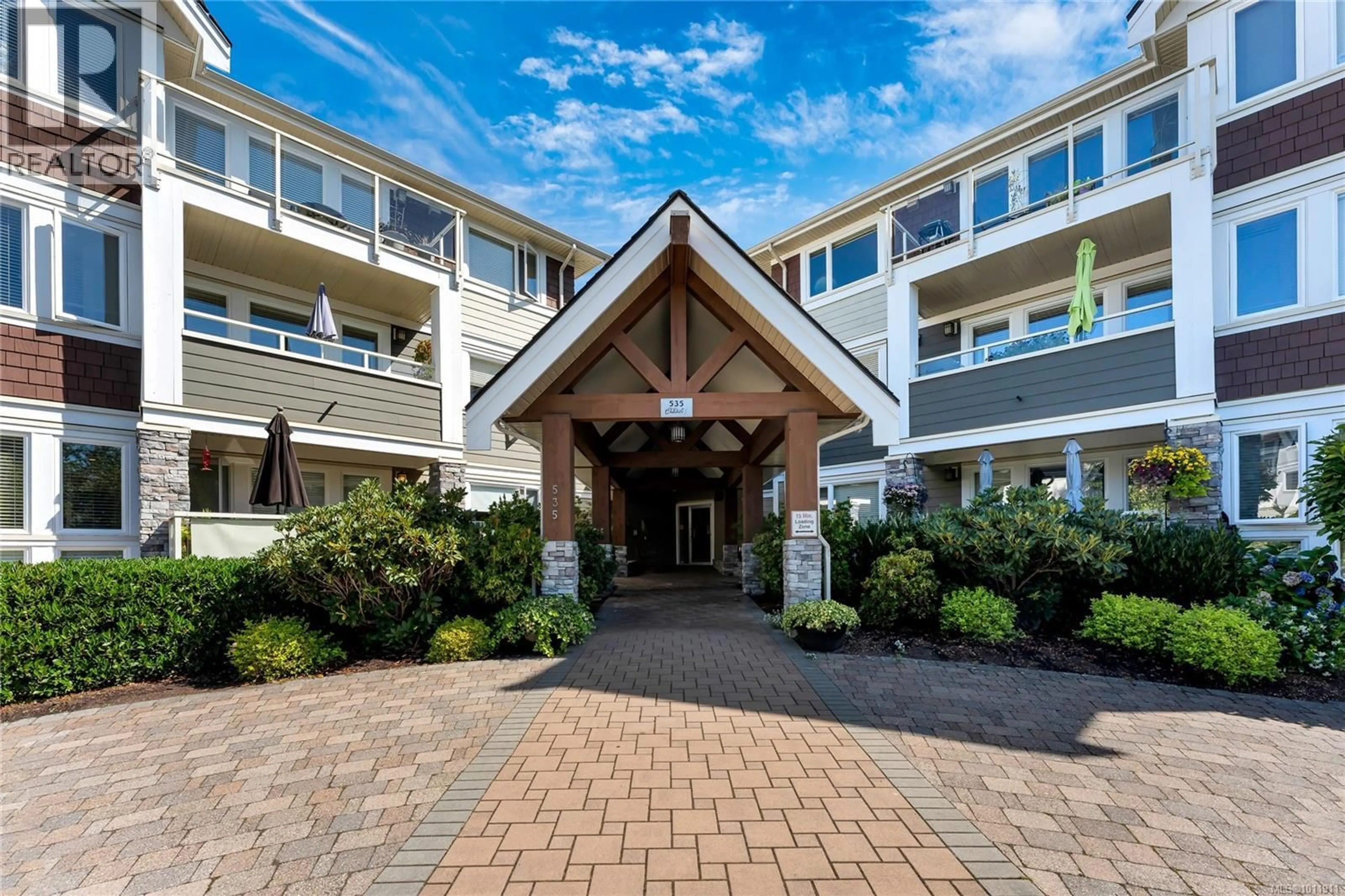 Indoor foyer for 307 - 535 HEATHERDALE LANE, Saanich British Columbia V8Z0A4