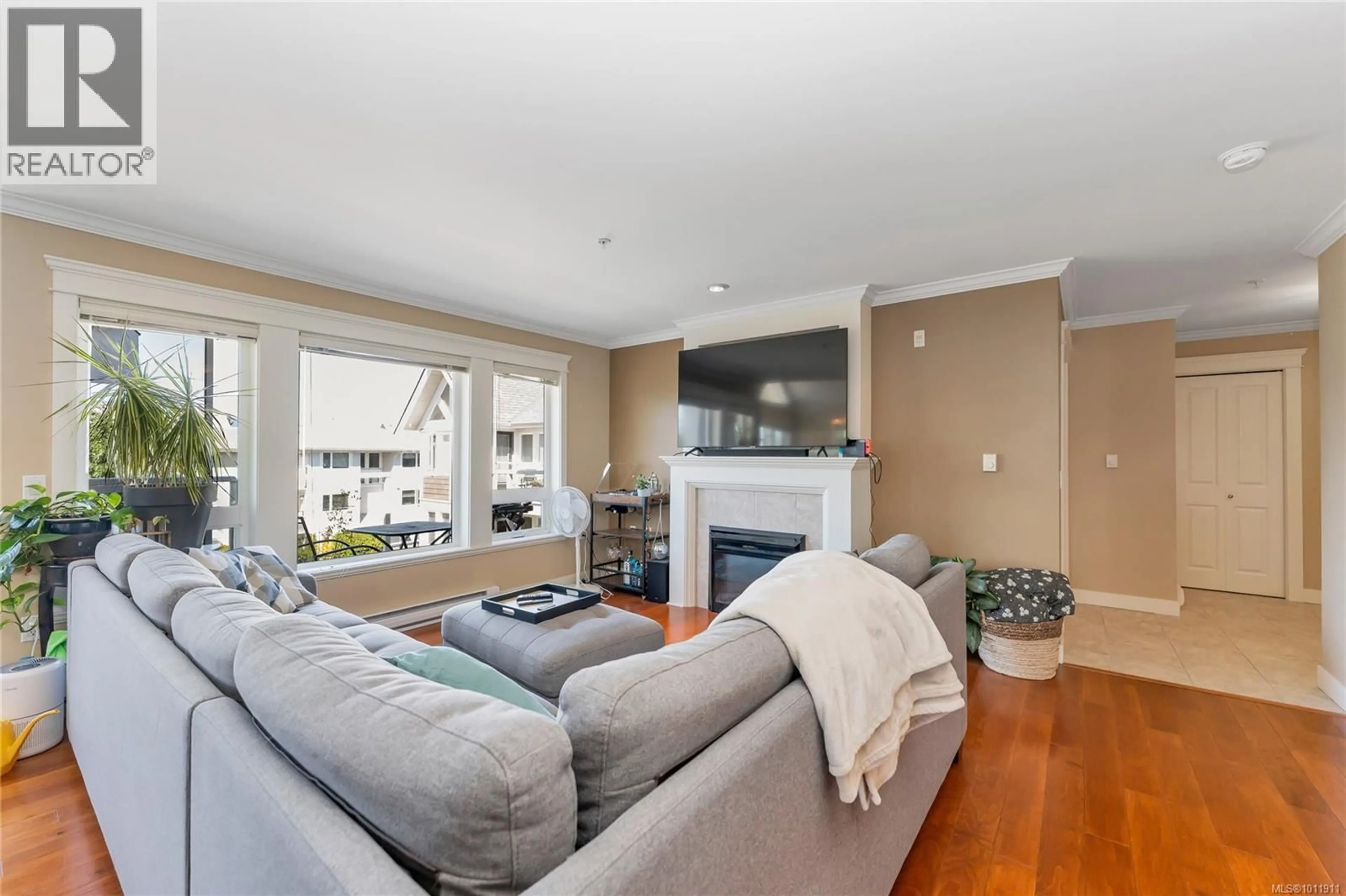Living room with furniture, unknown for 307 - 535 HEATHERDALE LANE, Saanich British Columbia V8Z0A4