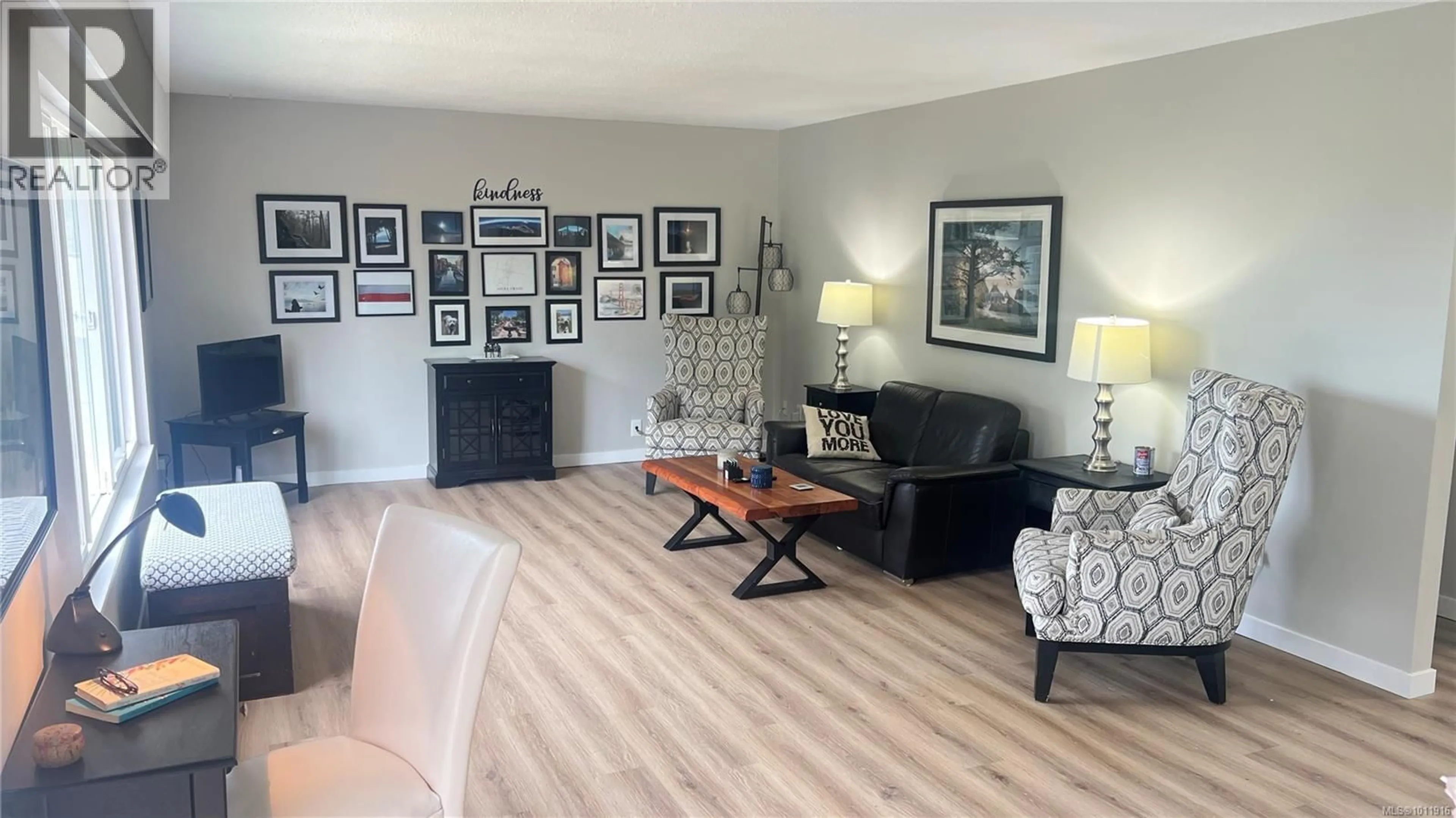 Living room with furniture, wood/laminate floor for 125 ARBUTUS CRESCENT, Ladysmith British Columbia V9G1T8