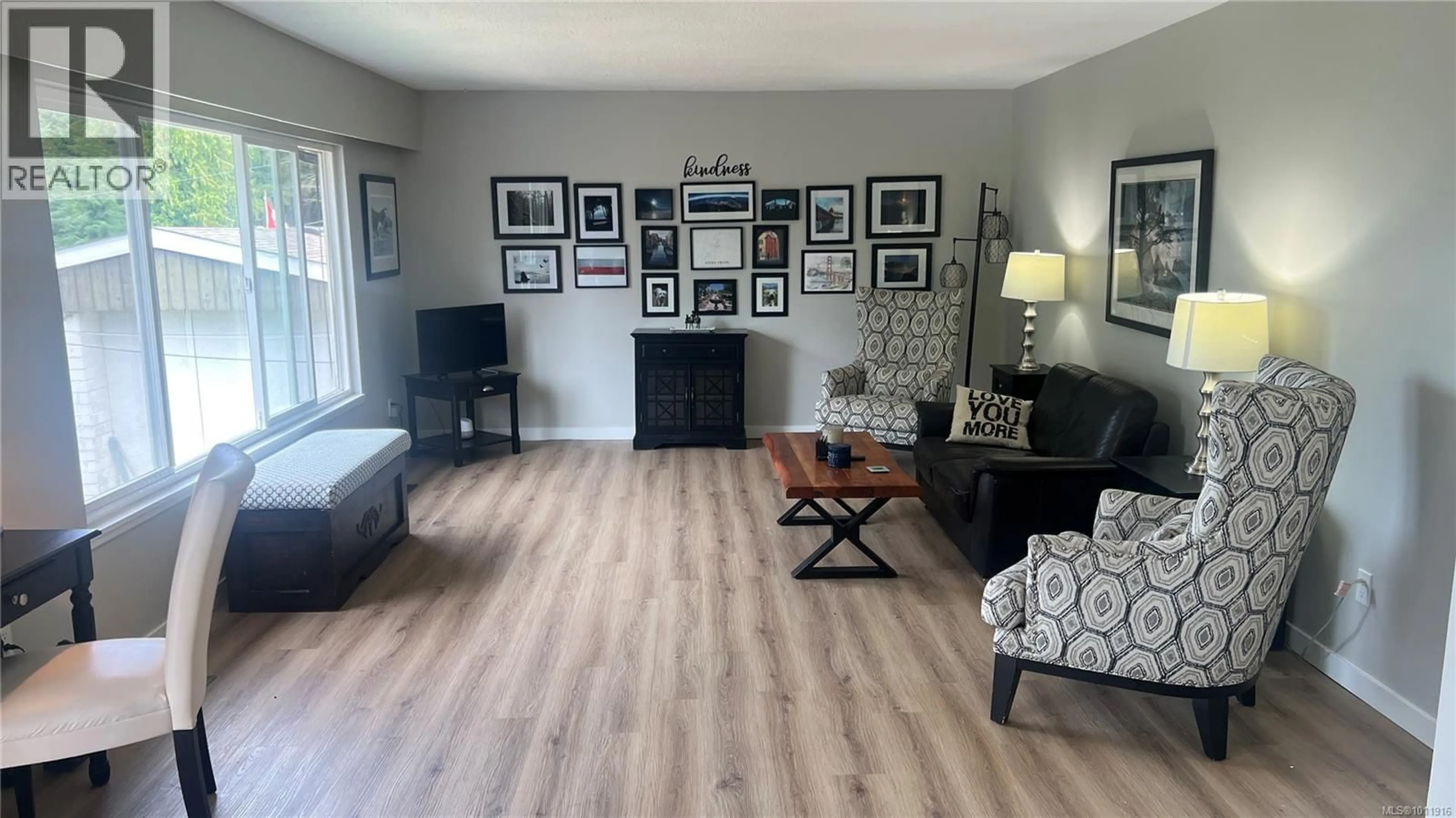 Living room with furniture, wood/laminate floor for 125 ARBUTUS CRESCENT, Ladysmith British Columbia V9G1T8