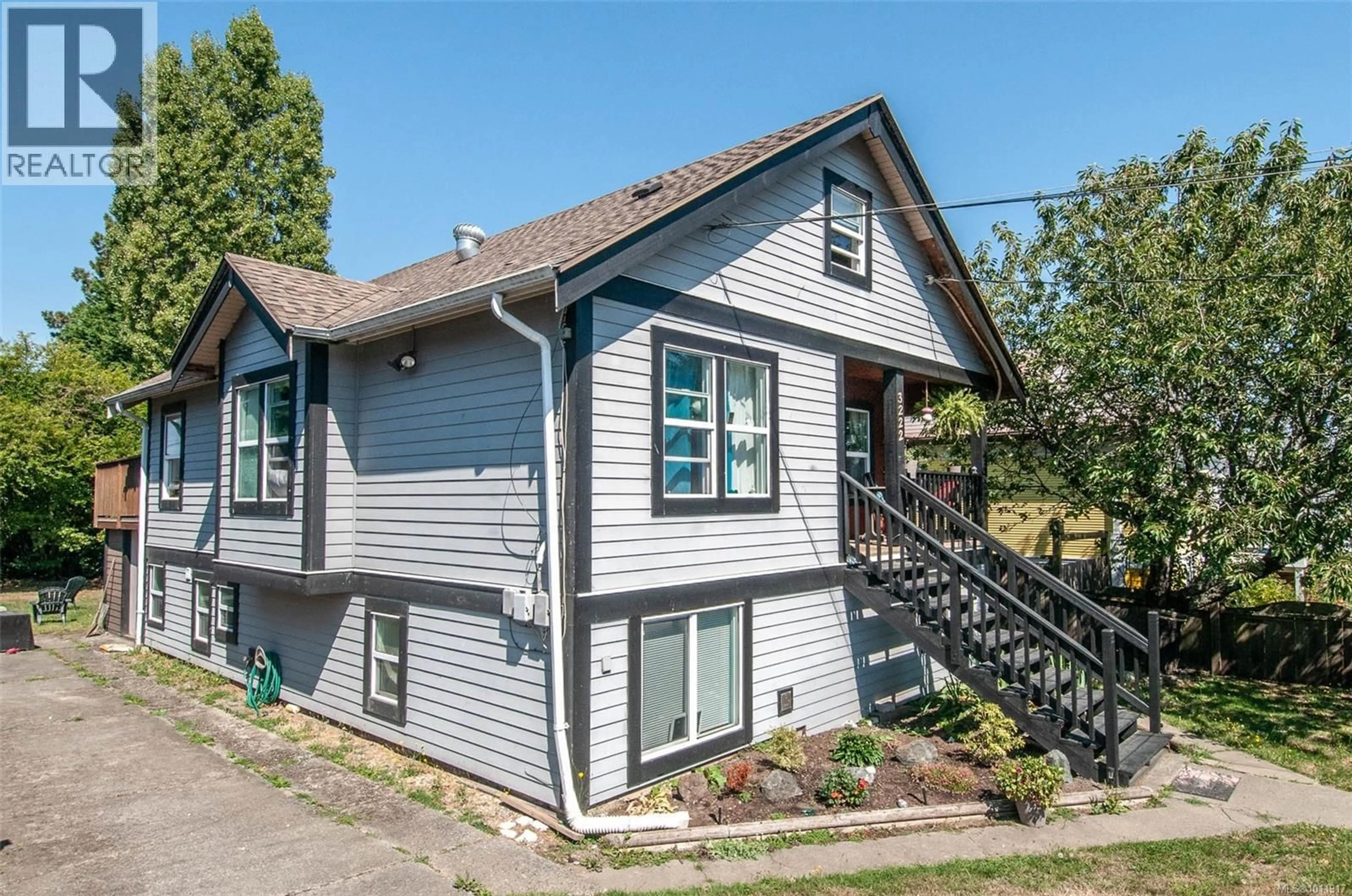 Home with vinyl exterior material, street for 3222 MILLGROVE STREET, Saanich British Columbia V8Z3V5